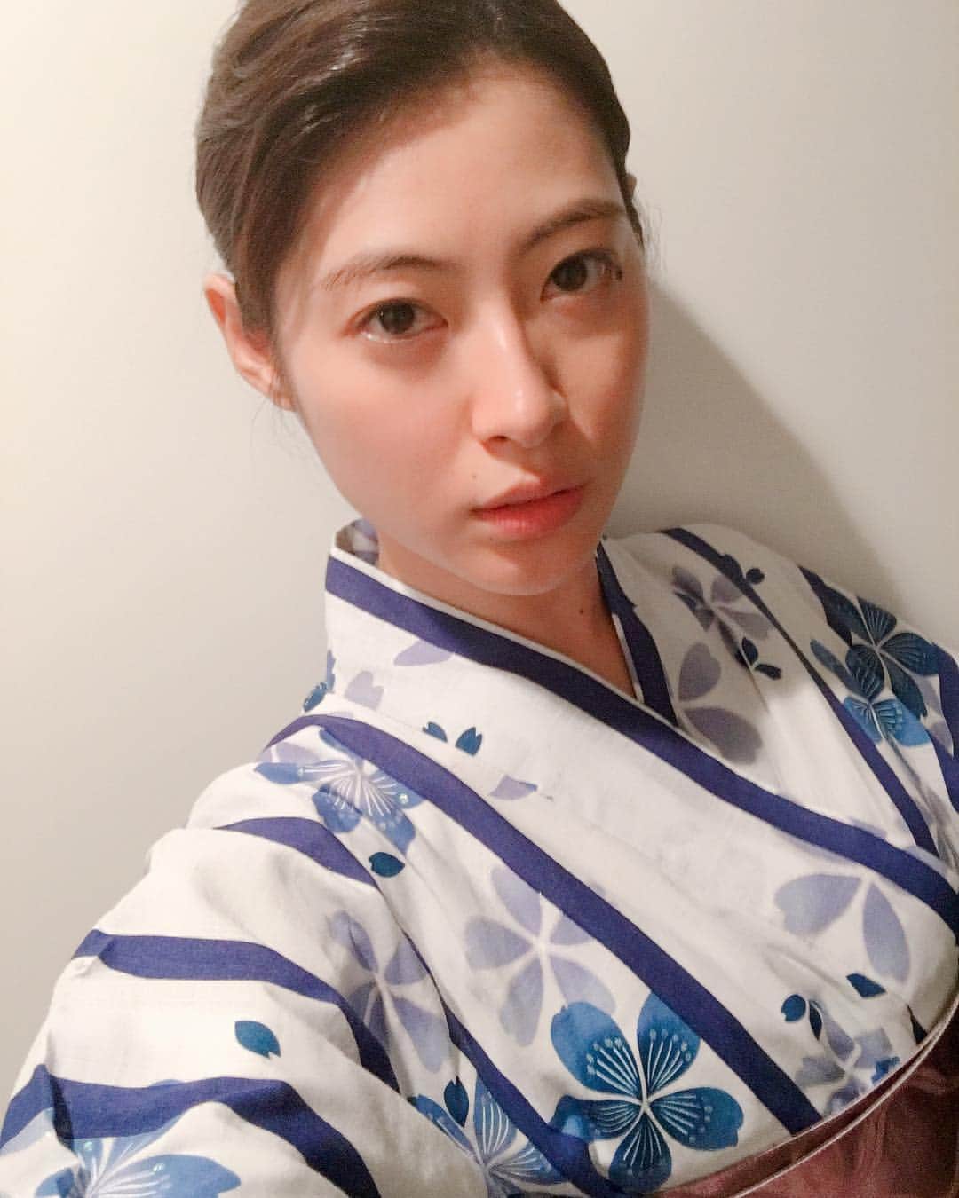 瀧本美織のインスタグラム：「おそらく今年最後の浴衣は自分で着付けてみました👘お友達にいただいたもの。パワーをいただいて…最高が引き出せました、ありがとう😌✊🏻✨写真を撮ると反対に映ってますね、ちゃんと右前に着ているのでご安心を☺️ #浴衣#心覚え」