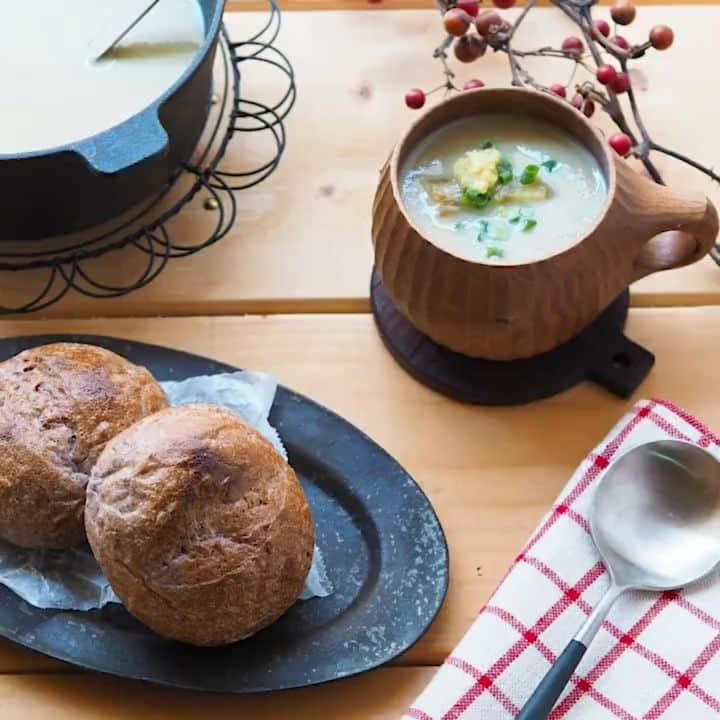のインスタグラム：「･ 2018.10.11 Thu ･ ただいまー☁ Ryoです。 ･ ･ いつかの朝ごはん。 ･ ･ 😋🍽 Menu 😋🍽 ･ *焼き茄子の和風ポタージュ *フラックスシード（ @pand_stylebread ） ･ ･ フラックスシード←一緒に映ってるパンね😊 ･ これ冷凍パンなんやけど、 リベイクしたら 焼きたてのパンと区別がつかん💦 ･ 外パリッ中ふわっの たまらん美味しーやつです😋 ･ ･ ･ macaroni ✕ Pan＆（ @pand_stylebread ）の企画 ･ ･ 365人のインスタグラマーが考案した スープのレシピを 9月から365日間、 毎日動画配信するという ･ 「365日のパンとスープ」のメンバーとして参加しています。 ･ すでに1ヶ月ちょっと経ってるので ご存知の方も多いはず🙆 ･ ･ 少し手をかけたスープがあれば パンを添えるだけで ごちそう朝ごはんになります。 ･ ･ 美味しい秋茄子も出回るこの季節。  焼いてからスープに加えることで 香ばしさが増します。 アゴ出汁をガツンと効かせて 和のポタージュに。 生姜との相性も👍 ･ ･ 昨日は、アップ気味のお弁当📷が 胃袋ガシガシ鷲掴みにする、  @hiropon0201 ひろこさんの 具沢山の鶏ミートボール入のスープ。 大きめサイズのミートボールが 食欲そそりまくりました😋 ･ ･ そして、明日は わんぱくぶり半端ない料理男子の  @jun.saji さんへ繋ぎます。 よだれもんのギャラリーは お腹すいてる時見たらアウトです（笑） ･ メンズのスープ楽しみ.•*¨*•.¸¸♬ ･ ･ スープの詳しいレシピは 本日18時頃に  @macaroni_news さんより 配信されますので お時間ある方は覗いてみてください😊 ･ ･ ⚫「365日のパンとスープ」  企画のメンバー募集のご案内⚫ ･ 私たちと同様に スープのレシピを考えてくださる メンバーを募集しています。 ･  @macaronimate の プロフィールリンクから 応募できますので興味のある方は チェックしてみて下さい🙋 ･ ･ #365日のパンとスープ  #マカロニメイト #pand #冷凍パン  #パンド #リベイク ･ #わっぱdeごはん  #お弁当 #おうちごはん  #エルグルメ #ロカリ #クッキングラム  #クッキングラムアンバサダー  #おうちごはんlover #wappadegohann #lin_stagrammer #igersjp #foodfluffer #iegohanphoto #food52 #PRESSBLOG #delimia #ruhru  #도시락」