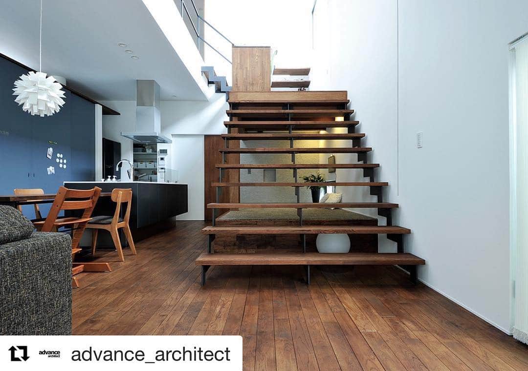 南青山LIFEStyleさんのインスタグラム写真 - (南青山LIFEStyleInstagram)「. 大きな階段が目を引く空間 シンプルながらも印象的 こんな素敵な空間にとても憧れる . #Repost @advance_architect with @repostapp・・・ . 家族のつながりを生む家 . 吹き抜けのLDKは 光溢れる開放空間。 階段下のごろ寝スペースが ちょっと一息に最適。 . . #階段 #空間 #おしゃれな家 #こだわり #吹き抜け #吹き抜けリビング #吹き抜け階段 #光 #暖かい光 #マイホーム #住宅 #家 #注文住宅 #大阪 #堺 #myhome #simplelife #osaka #sakai #advance #advancearchitect #アドヴァンス #アドヴァンスアーキテクツ #アドヴァンスglam」10月11日 10時43分 - man_favori