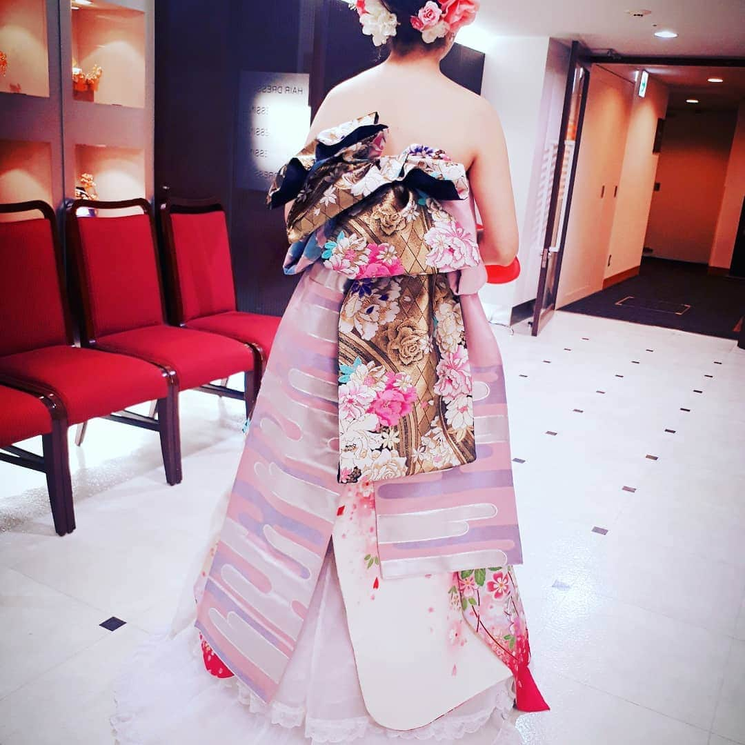 ホテルモントレ横浜さんのインスタグラム写真 - (ホテルモントレ横浜Instagram)「オリエンタル和装👘👑 先日行われたご披露宴での お色直しでご新婦様が お召しになった実際のお写真です💗  パニエの上にお振袖、帯二枚を お着付けしております🌼  ぜひ参考にしてみてください🌈  #プレ花嫁 #モントレ花嫁 #ホテルモントレ #ホテルモントレ横浜 #lfl #着物 #振袖 #お色直し #オリエンタル和装 #帯結びアレンジ」10月11日 10時52分 - hotelmontereyyokohama.bridal