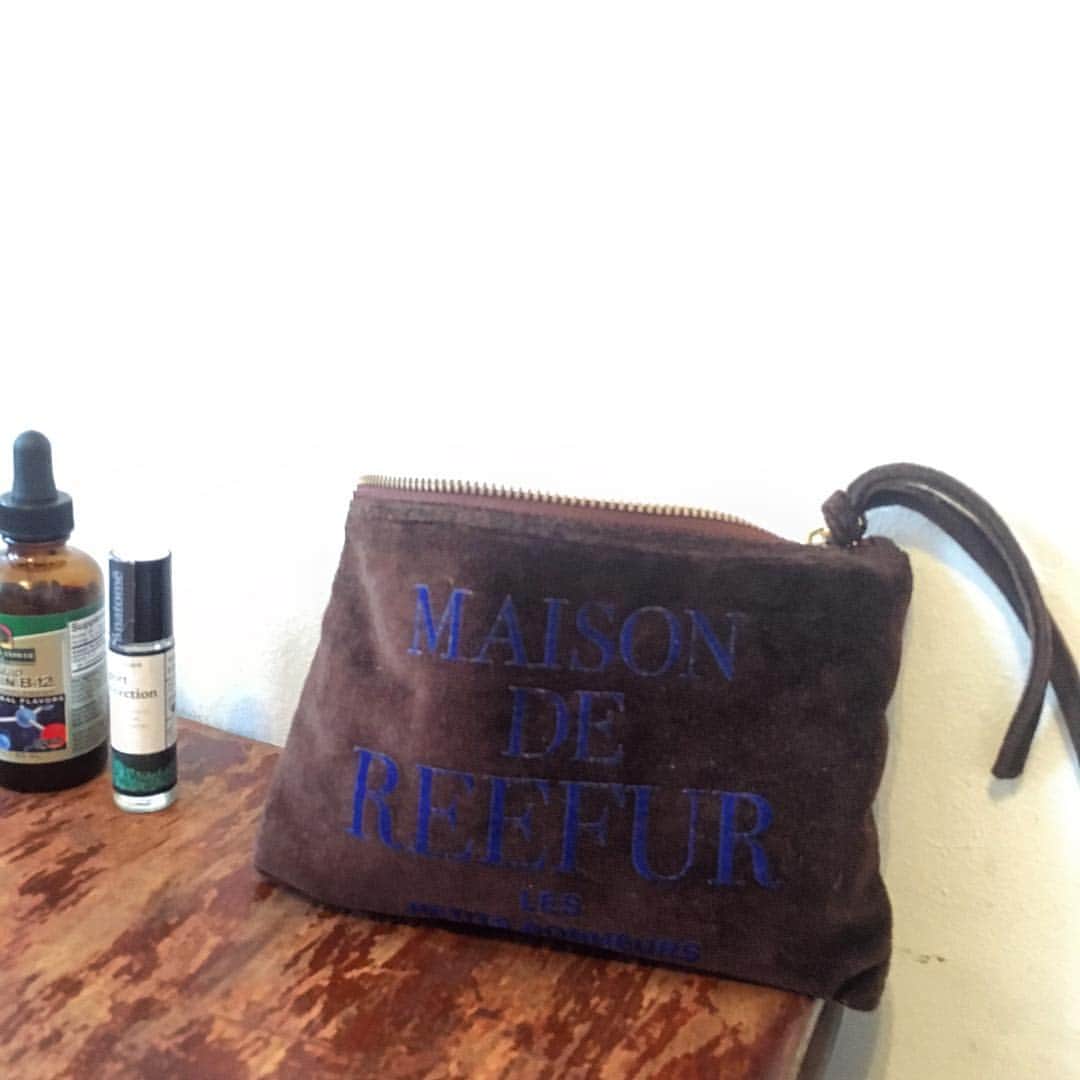 風間ゆみえのインスタグラム：「皆さまは何色にしましたか？😃✨ MAISON DE REEFUR “KIOSQUE”のトートバックシリーズ‼︎ 私はオレンジ色のトートグランデとポーチのセットと、ブラウンのプティトートとポーチのセットにしました‼︎ どれも選べないほど気に入っていて…先駆けパリでサンプルを使ったBabyサックスか、ディープグリーンと決めていたのですが、商品が上がって並んだのを見て、色選びのときにこの冬使いたいなと思って加えたブラウンとオレンジに🧡 @maisondereefur」