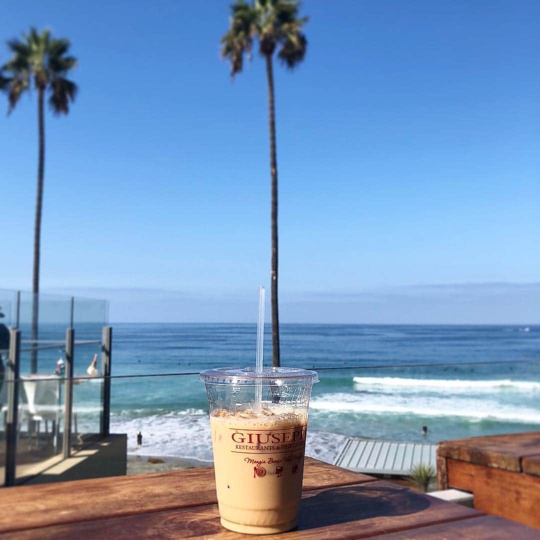 のインスタグラム：「先日の朝、お友達とビーチを眺めることができる大好きなカフェへ☕️❤️ 癒されて心が満たされました☺️✨ コーヒー片手に海を見ている時間が最高に好きです💙 #cafe #coffee #☕️ #sea #seaside #beach #beachslide #sandiego #california #lajolla #goodmorning #カフェ #カフェ好き #朝活 #シーサイドカフェ #サンディエゴ #ラホヤ #ビーチ #🏄‍♀️ #☀️#☀️☕️」