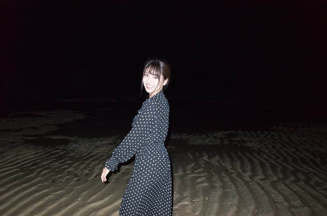 志田友美（ゆうみん）のインスタグラム：「奄美大島にて、みんなでご飯食べた後夜空を見に。 星いっぱいだったし、流れ星3回くらい見れた🤭⭐ 素敵なスタッフさんと楽しい幸せな撮影でした✨ またご一緒したいな。 photo by @motohiko_hasui  #amami #amamioshima #summer #beach #nightview #nightsky #star #shootingstar #scenery #photo #japan #japanesegirl #instagood #instadaily」