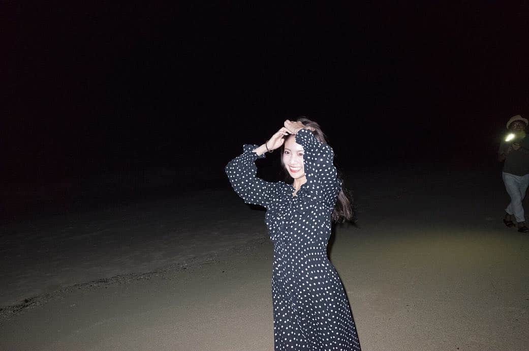 志田友美（ゆうみん）さんのインスタグラム写真 - (志田友美（ゆうみん）Instagram)「奄美大島にて、みんなでご飯食べた後夜空を見に。 星いっぱいだったし、流れ星3回くらい見れた🤭⭐ 素敵なスタッフさんと楽しい幸せな撮影でした✨ またご一緒したいな。 photo by @motohiko_hasui  #amami #amamioshima #summer #beach #nightview #nightsky #star #shootingstar #scenery #photo #japan #japanesegirl #instagood #instadaily」10月11日 23時44分 - yuumi_shida