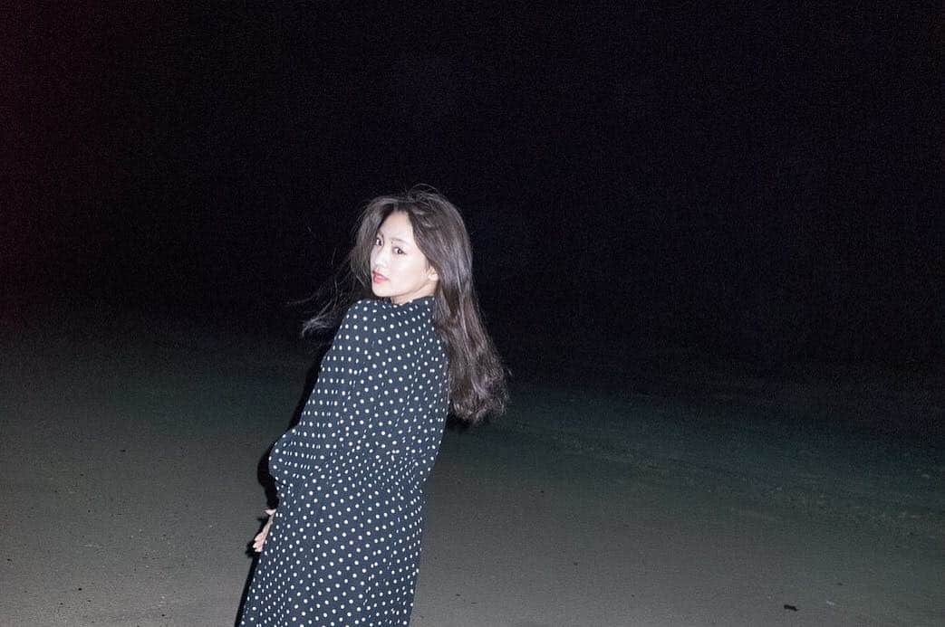 志田友美（ゆうみん）さんのインスタグラム写真 - (志田友美（ゆうみん）Instagram)「奄美大島にて、みんなでご飯食べた後夜空を見に。 星いっぱいだったし、流れ星3回くらい見れた🤭⭐ 素敵なスタッフさんと楽しい幸せな撮影でした✨ またご一緒したいな。 photo by @motohiko_hasui  #amami #amamioshima #summer #beach #nightview #nightsky #star #shootingstar #scenery #photo #japan #japanesegirl #instagood #instadaily」10月11日 23時44分 - yuumi_shida