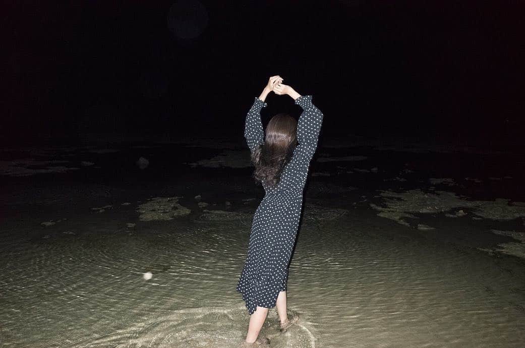 志田友美（ゆうみん）さんのインスタグラム写真 - (志田友美（ゆうみん）Instagram)「奄美大島にて、みんなでご飯食べた後夜空を見に。 星いっぱいだったし、流れ星3回くらい見れた🤭⭐ 素敵なスタッフさんと楽しい幸せな撮影でした✨ またご一緒したいな。 photo by @motohiko_hasui  #amami #amamioshima #summer #beach #nightview #nightsky #star #shootingstar #scenery #photo #japan #japanesegirl #instagood #instadaily」10月11日 23時44分 - yuumi_shida