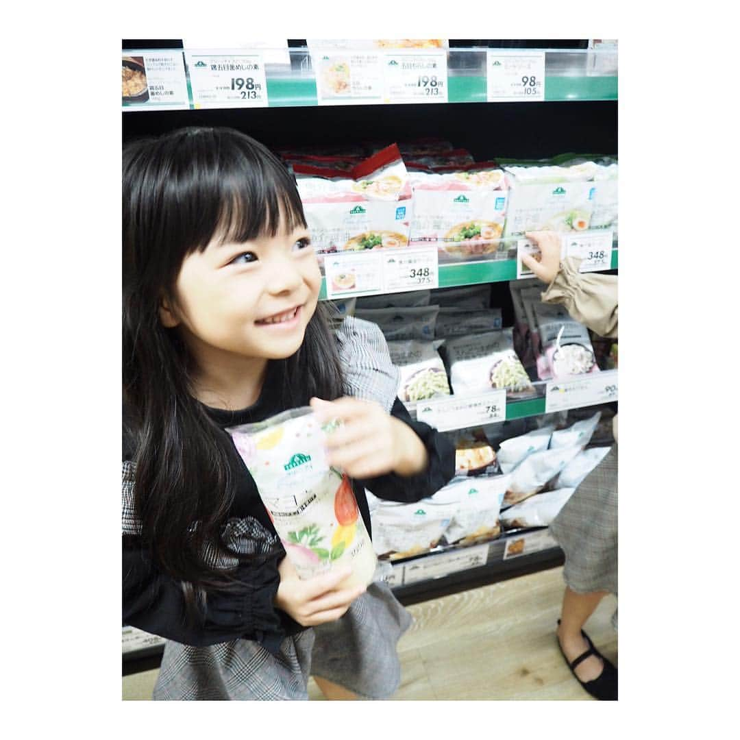 Yukiさんのインスタグラム写真 - (YukiInstagram)「イオンスタイル碑文谷店 へお買い物に行ってきました(^-^) * *  ちょうど1年ほど前に、七五三の日にパパの足袋だけ忘れていたことに気づいて、当日駆け込んだ思い出もww  双子ちゃんもお買い物が好きでよくカートを押してくれますw ←動画も載せてますw  @topvaluofficial さんのグリーンアイフリーフロムという添加物や原材料成分に配慮したものをお買い物してみました♡  妊娠中、授乳中にいっぱい調べて気になった成分がしっかり除かれてて、ほんとに安心して食べれそう♡♡ 安心材料で作るとお料理を作るのもさらに楽しくなりそう♡  居心地よすぎてのんびりお買い物できて楽しかったです(o^^o)  #トップバリュグリーンアイ  #myhappygreen  #フリーフロム #グリーンアイPR #yukikuu96_movie」10月11日 22時12分 - yukikuu96