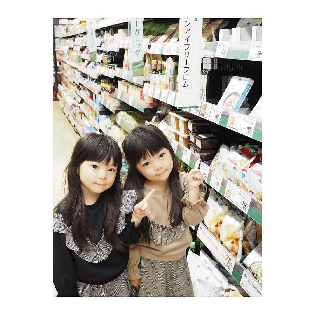 Yukiさんのインスタグラム写真 - (YukiInstagram)「イオンスタイル碑文谷店 へお買い物に行ってきました(^-^) * *  ちょうど1年ほど前に、七五三の日にパパの足袋だけ忘れていたことに気づいて、当日駆け込んだ思い出もww  双子ちゃんもお買い物が好きでよくカートを押してくれますw ←動画も載せてますw  @topvaluofficial さんのグリーンアイフリーフロムという添加物や原材料成分に配慮したものをお買い物してみました♡  妊娠中、授乳中にいっぱい調べて気になった成分がしっかり除かれてて、ほんとに安心して食べれそう♡♡ 安心材料で作るとお料理を作るのもさらに楽しくなりそう♡  居心地よすぎてのんびりお買い物できて楽しかったです(o^^o)  #トップバリュグリーンアイ  #myhappygreen  #フリーフロム #グリーンアイPR #yukikuu96_movie」10月11日 22時12分 - yukikuu96