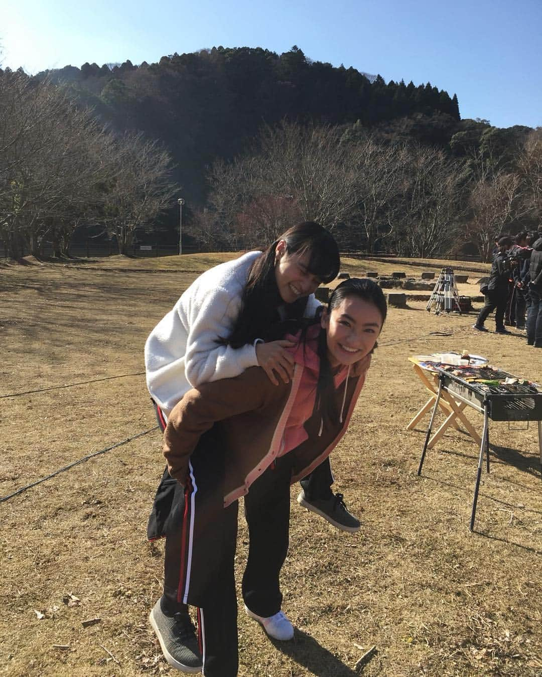 大幡しえりさんのインスタグラム写真 - (大幡しえりInstagram)「冬に撮影してたの本当に懐かしい😆 大好きな姫とイチャイチャ👭💖 大好きなのが伝わる写真投稿します笑笑 年下なのに完全に私のお姉ちゃんでした笑笑 泊まりロケは姫の部屋で寝たいと言って一緒に寝てました😂笑 はやく会いたいな〜  #覚悟はいいかそこの女子  #浅見姫香  #明日公開」10月11日 22時18分 - shieri_ohata_