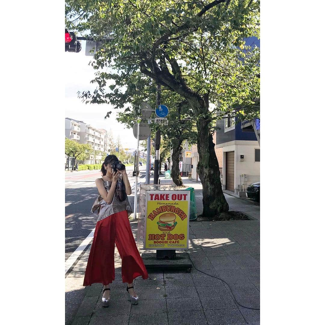 江夏詩織さんのインスタグラム写真 - (江夏詩織Instagram)「今回セルフフォトマガジンをやらせていただくことになり、それに伴いscrambleというウェブも連動しているので、ぜひチェックしてみてください。  今回全て自分で企画させていただいて、ヘア、メイク、衣装、全てわたしの好きが詰まっている作品です。 趣味のカメラもこうして自分で撮影して、形にできてとても嬉しいです。 発売日など詳しいことが分かったらご報告させていただきます。 (この写真はその時の一部の写真です☺️) #selfphotography #scramble」10月11日 23時10分 - shiori_enatsu