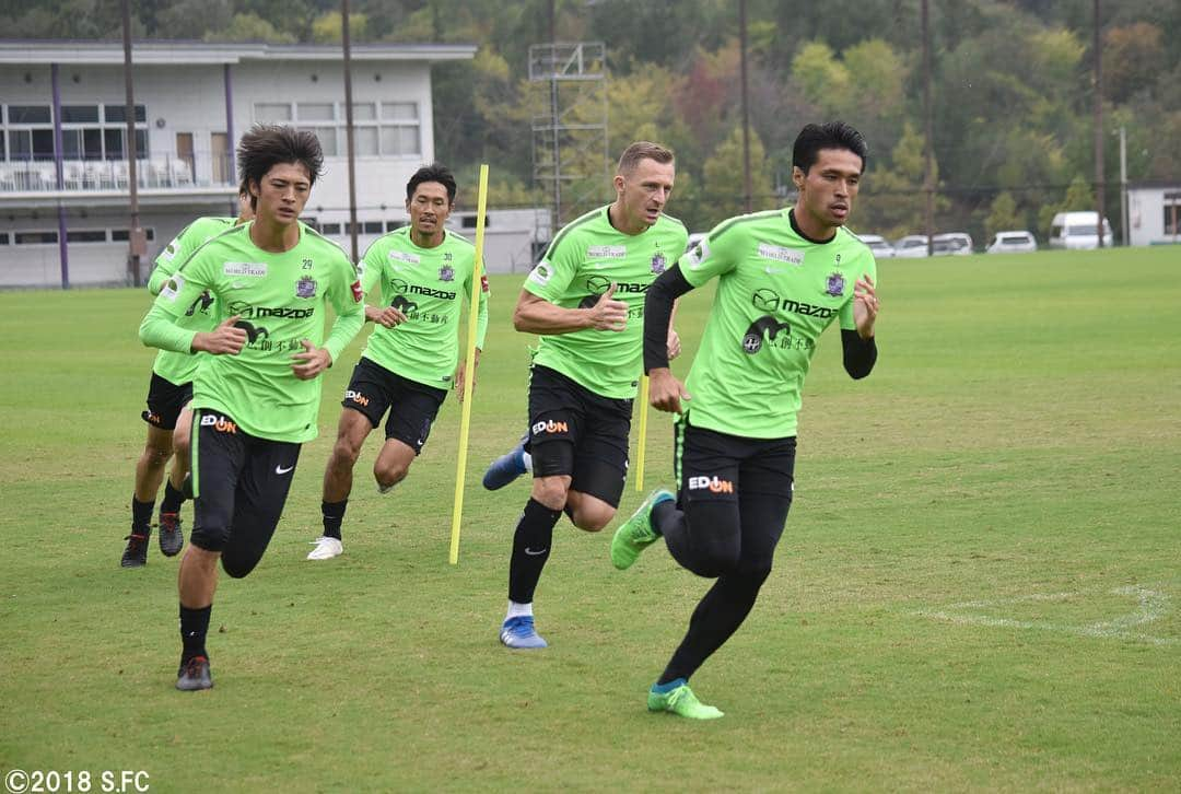 サンフレッチェ広島さんのインスタグラム写真 - (サンフレッチェ広島Instagram)「今日もチームは吉田サッカー公園でトレーニング❗️ 素走りをメインに体力強化がメインとなりました✨ チーム最年長の森崎和幸選手も頑張っています😁 #sanfrecce」10月11日 14時55分 - sanfrecce.official