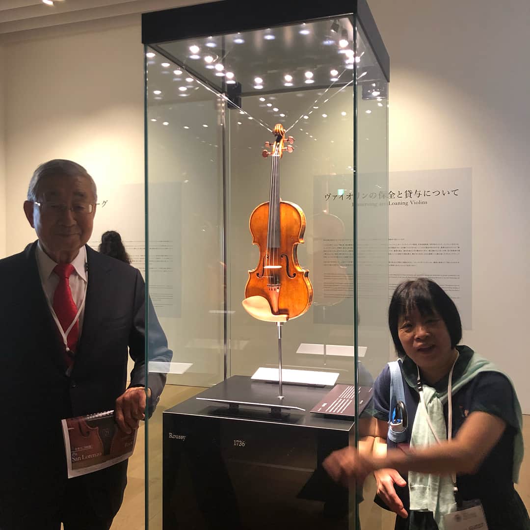 高嶋ちさ子さんのインスタグラム写真 - (高嶋ちさ子Instagram)「姉みっちゃんと父を連れて#moriartscentergallery の#Stradivarius展に再度足を運んでみた。 やっぱり我が子ルーシーは輝いてた。 せっかく我が子と自撮りしたのに、父が背後霊。」10月11日 15時09分 - chisakotakashima