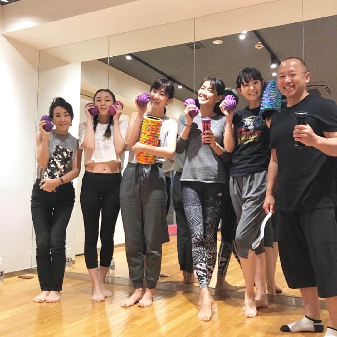 前田ゆかのインスタグラム：「先日、#IMPHY のフォームローラーを使って筋膜トレーニング体験！ ・ 疲れが取れなかったり、身体のあちこちが筋肉痛で脚の側面はガチガチ💧 だったので、 ちょうどタイミングよく効果的なトレーニングを教わることができてラッキーでした！ 張った脚や背中、腰が柔軟になり身体の奥深い部分の凝りが流れて身体が 伸びた感じ〜 一時的ではなく家でリラックスしなが出来るトレーニングを教わりましたので続けてみます！ ・ 真帆さん、典ちゃん、歩さん、ゆかさんと一緒に詳しく森平さんから教わりました♪ #IMPHY#インフィ#筋膜リリース#筋膜トレーニング#フォームローラー#フットローラー#ストレッチボールズスパイラル #肩こり#腰の負担#悪い姿勢#改善#トレーニングも大切ですが#その後の筋肉を緩めるのも必要ですね」