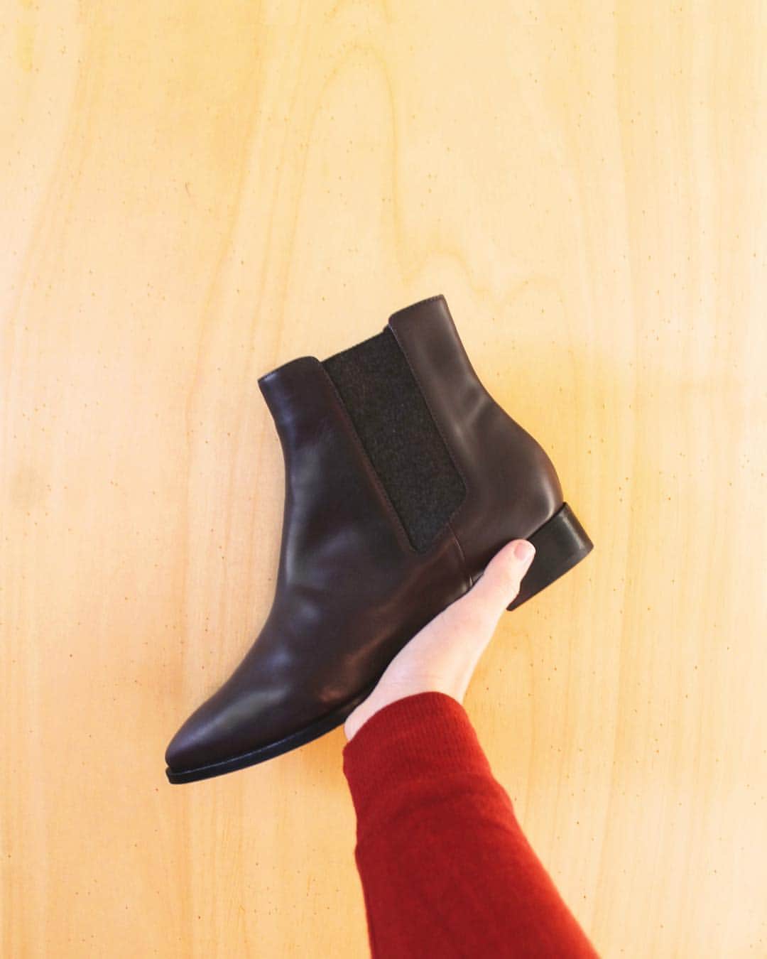 のインスタグラム：「20% off on this "sofia" model !! Don't forgot...only until this Sunday on our shop online.  Available in black and red color. Should we need a reason to give someone a gift !? #albertofermani #ankleboot #black #red」