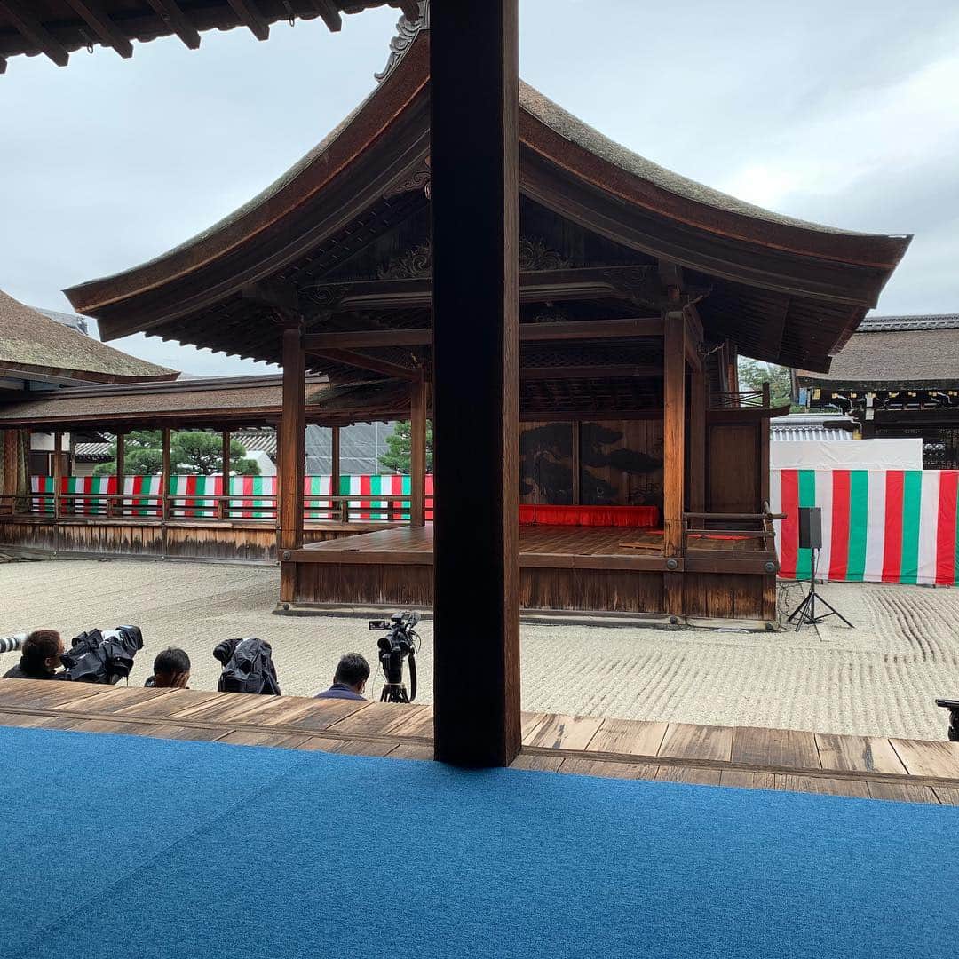 昴生さんのインスタグラム写真 - (昴生Instagram)「京都国際映画祭オープニングセレモニー。 #先程出席してきました #今日から始まる #京都国際映画祭 #僕らも色々なところに行かせてもらいます #そのオープニングセレモニー #西本願寺で #僕らは一番前の席 #色んな人がスピーチしてはりました #佐藤浩市 さんや #三田佳子 さん #ただ #この棒邪魔で何も見えへん！ #ちょうど何も見えへん！ #二時間ずっと棒見てた！ #修行か！」10月11日 16時45分 - mikikousei