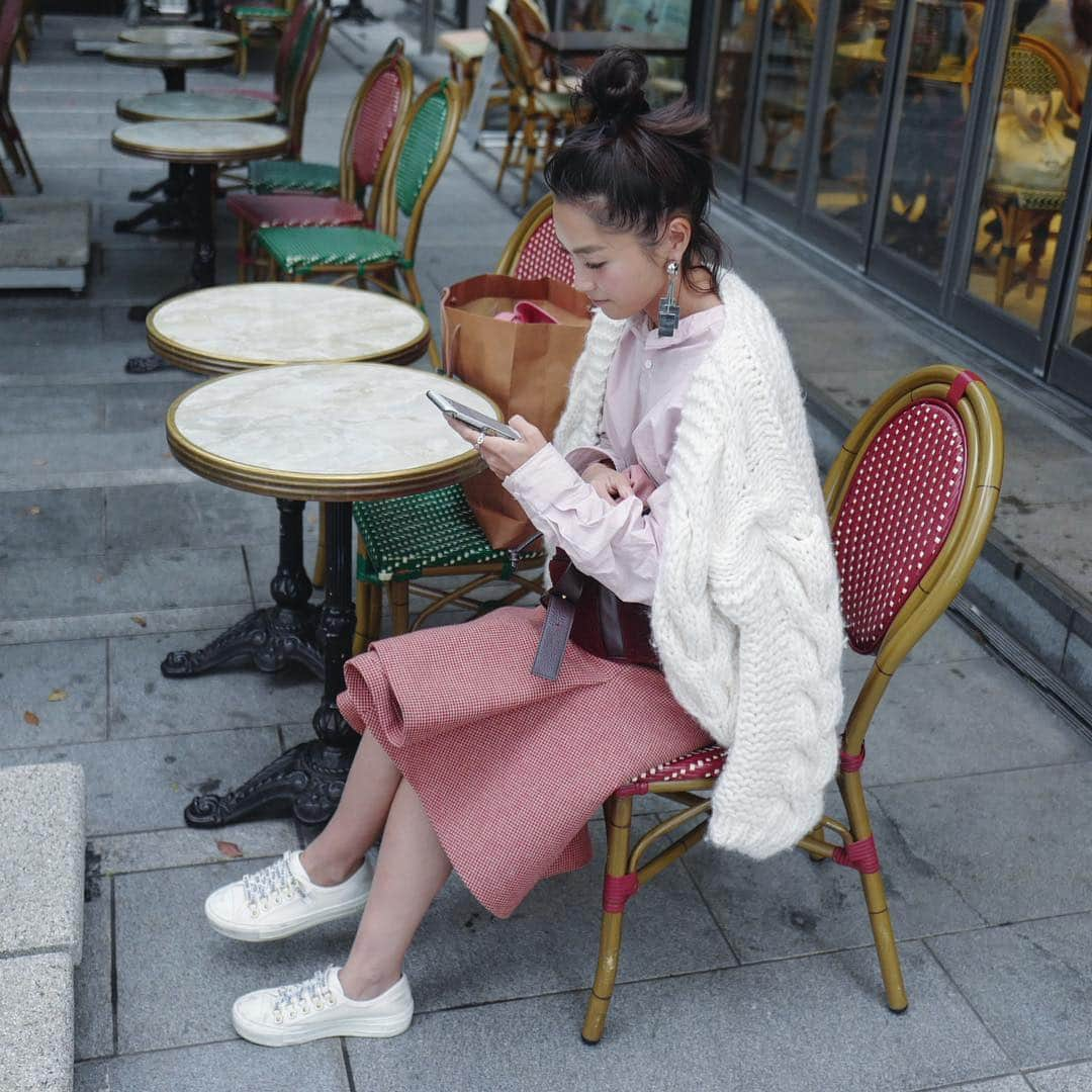 田中彩子さんのインスタグラム写真 - (田中彩子Instagram)「. 今日は @sorastar さんと @yuko911coco とランチ❤️ ↑ (まいこさんとランチ行くねんってゆったら付いてきた。笑) . 笑い過ぎて涙が止まらない1日でした😂 あー、笑い泣きできるって幸せ。笑 また近々一緒に旅行いきたいなー❤️ . . cardigan...#ilovemrmittens  shirts...#editionsmr #biotop skirt...#balenciaga  bag...#ayako . ストーリーでもご質問頂いていたスカートはバレンシアガですが、結構前のです😢 スタニングでよく似た色合いのニットスカートを見かけましたよ❤️ それも可愛いかった❤️ 色違いでblueもあったから検討中😌 .」10月11日 17時03分 - ayako_tanaka_