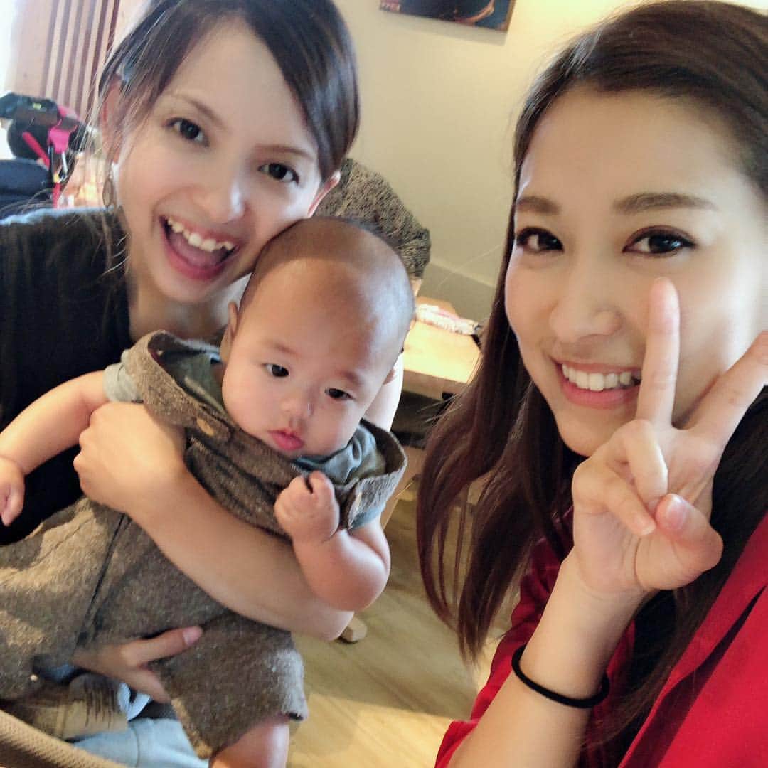 のインスタグラム：「1カ月くらい前だけど← 今更あげる← . . 静岡の妹ちゃん👱🏻‍♀️ 今は栃木にいるみたいだがわざわざ都内まできてくれた♡ なん年ぶりか😂 いつのまにか結婚して子供２人もいてねーさんびっくり😂😂 子供あやすの得意みたいなので私もいい母になれますな←🤭 . . . #静岡 #妹 #空手 #仲間 #剛柔流 #懐かしい #みんな元気 ？ #はるみは元気だった #あんなに小さかったのに #いつのまにか母 #久しぶり #楽しかった #baby #sis」