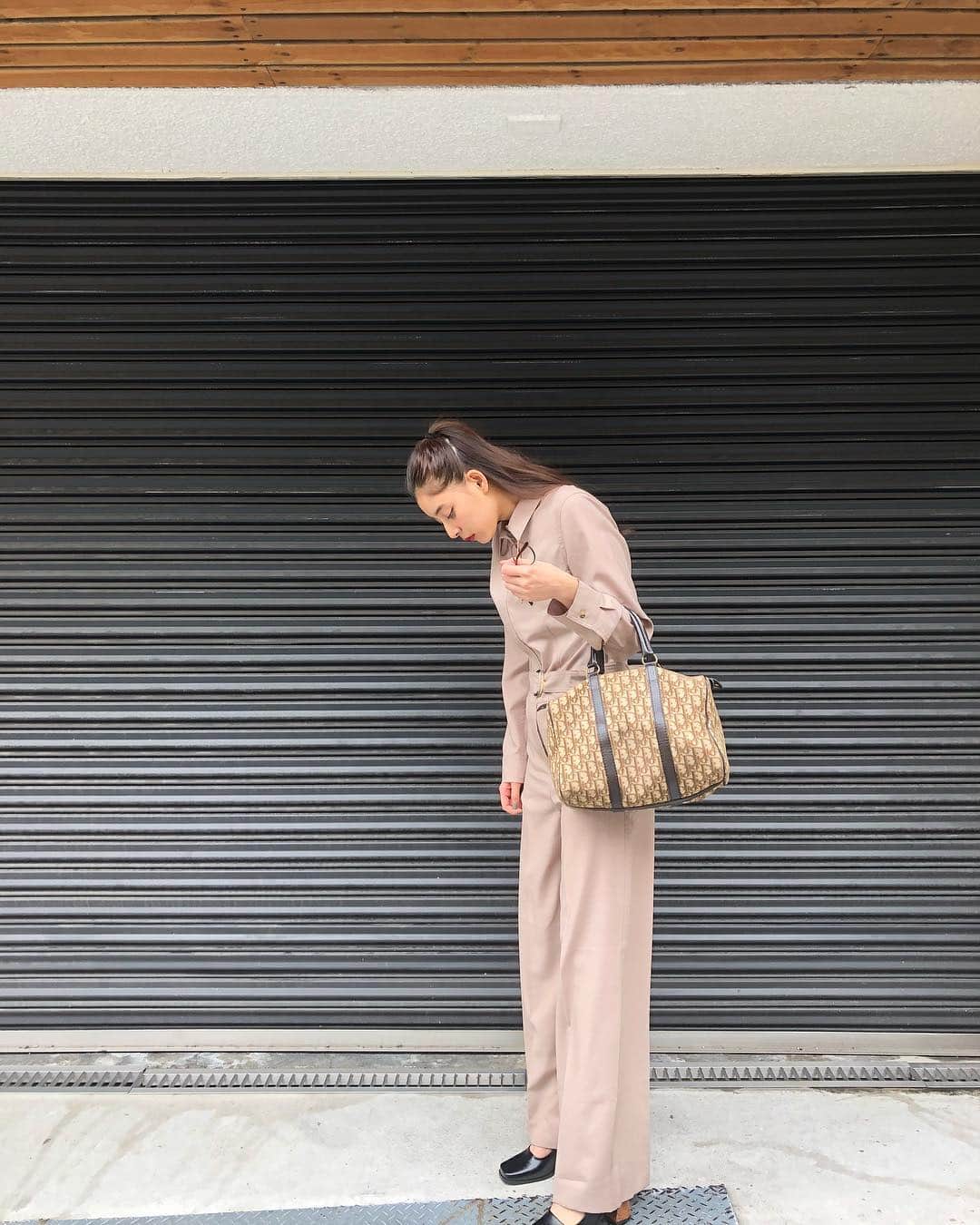 新木優子さんのインスタグラム写真 - (新木優子Instagram)「私服 all-in-one : @hm  shoes : @sly_official  bag : Dior(vintage)  photo by @kanbepouty」10月11日 17時18分 - yuuuuukko_