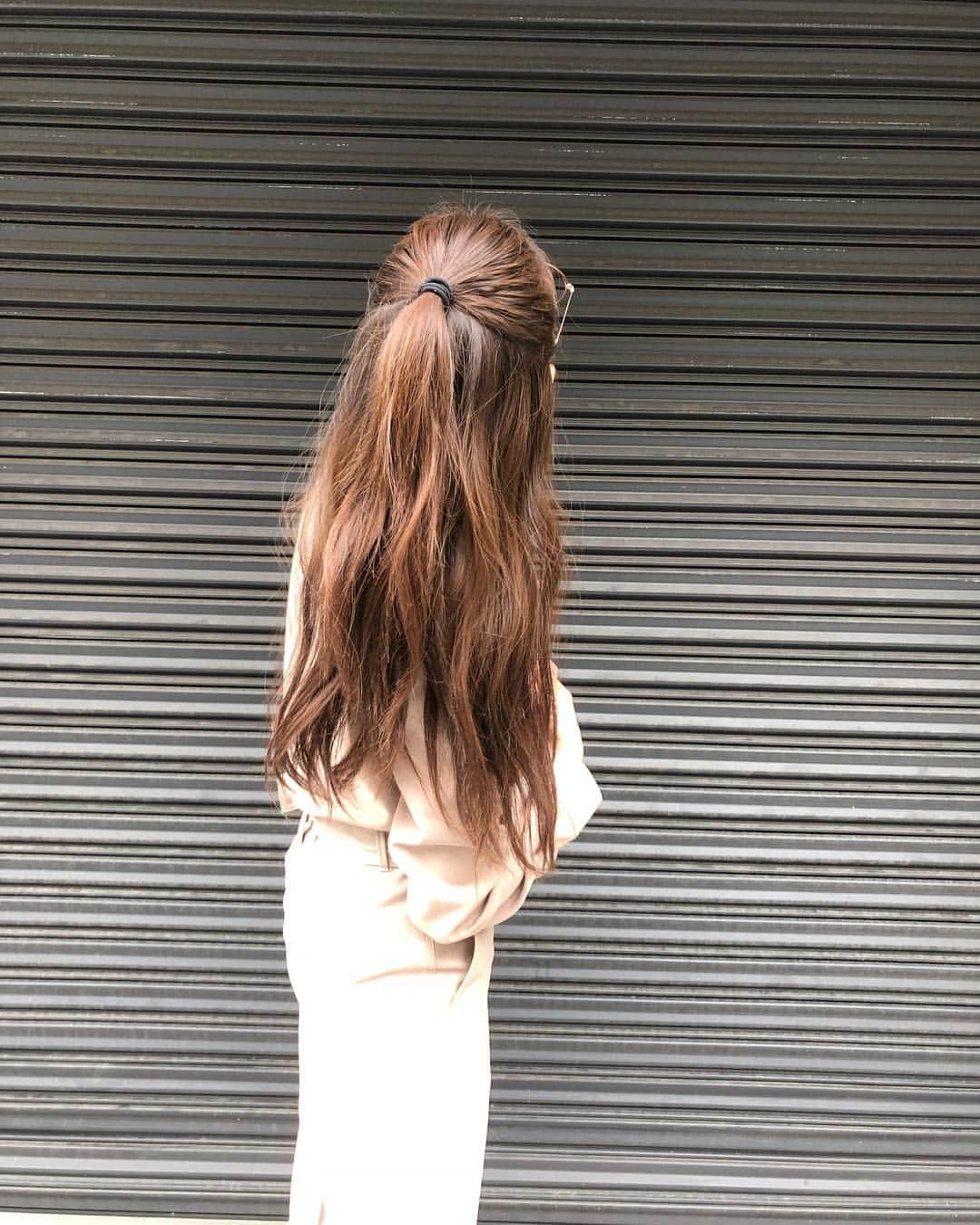 新木優子さんのインスタグラム写真 - (新木優子Instagram)「髪の毛伸びたなぁ👩‼︎ ＊光の当たり方でとても明るく見えるけどほんとはもっと暗い色味です☺️」10月11日 17時20分 - yuuuuukko_