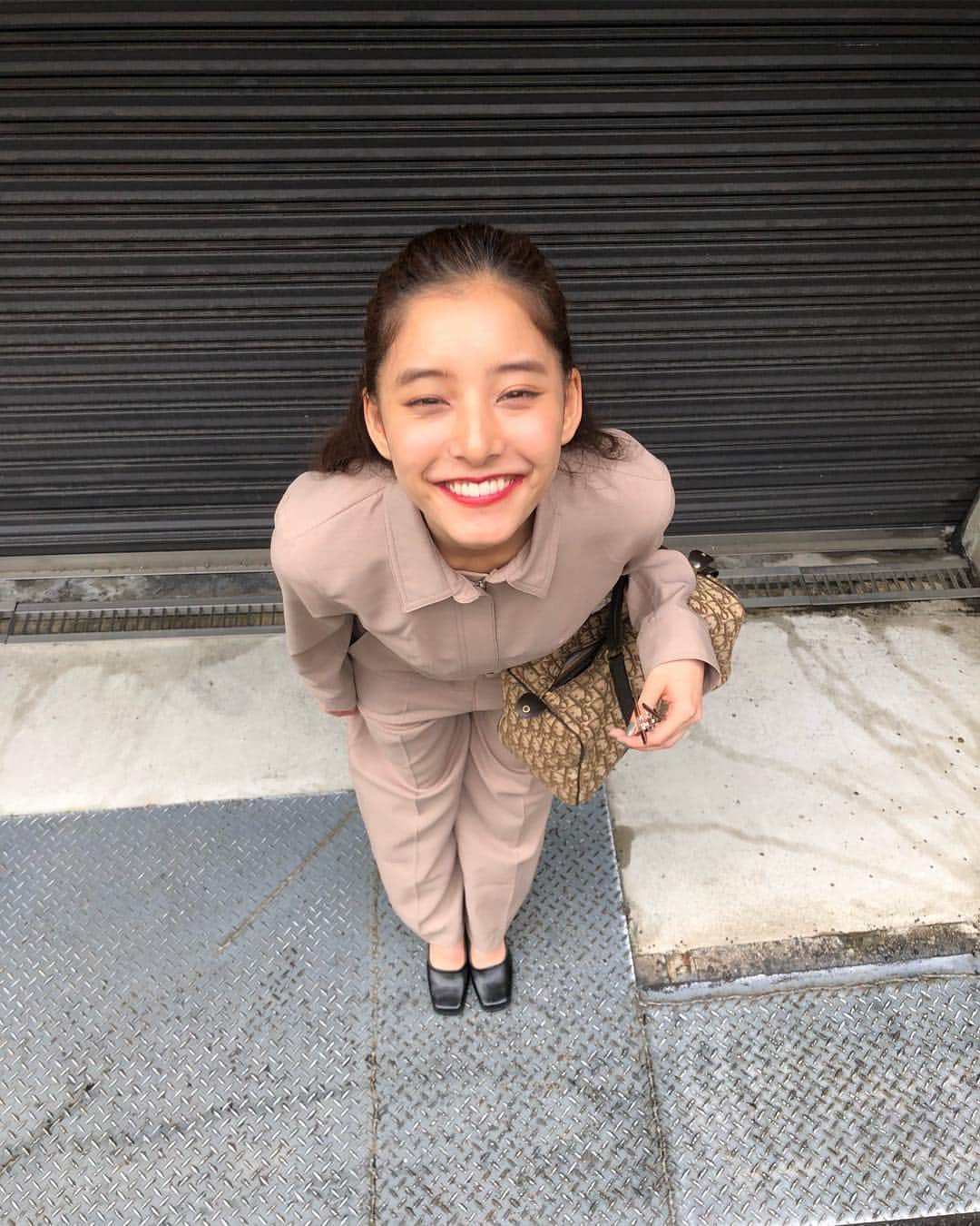 新木優子さんのインスタグラム写真 - (新木優子Instagram)「そして写真上から撮ってくれがちなカメラマン📷神戸さん @kanbepouty 😆‼︎ 本当に面白くて、いつも自然な笑顔が出てしまいます😆」10月11日 17時24分 - yuuuuukko_