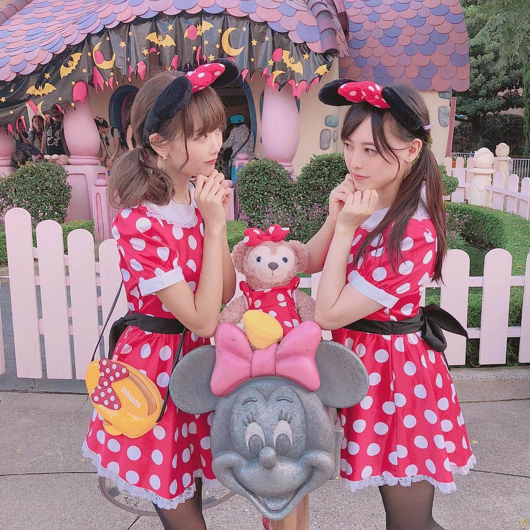 さきぼんさんのインスタグラム写真 - (さきぼんInstagram)「ミニーちゃんまとめ❤️ 撮れ高ありすぎてかわいすぎて😍 メイちゃんといつもお揃い‪(*´꒳`∩)‬ . . #ディズニー #disney #Dハロ #Dハロ仮装 #disneyland #ディズニーランド #ミニーちゃん #ミニーマウス #双子コーデ #双子ディズニー #エントランスグリーティング#ミニーグリーティング #グリーティング #夢展望 #bodyline #tokyodisneyresort #さきぼんハロウィン🎃 #さきぼんディズニー」10月11日 18時14分 - sakibon69