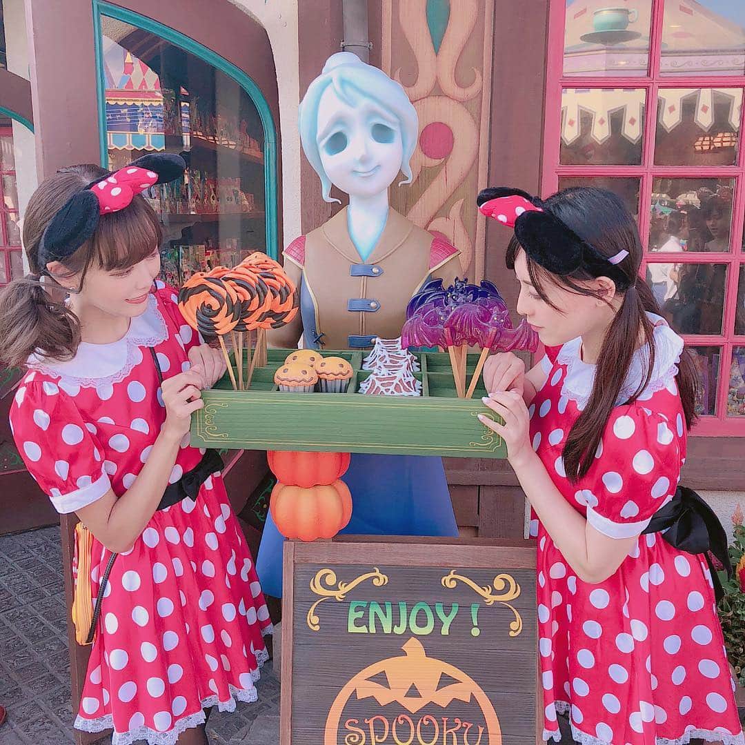 さきぼんさんのインスタグラム写真 - (さきぼんInstagram)「ミニーちゃんまとめ❤️ 撮れ高ありすぎてかわいすぎて😍 メイちゃんといつもお揃い‪(*´꒳`∩)‬ . . #ディズニー #disney #Dハロ #Dハロ仮装 #disneyland #ディズニーランド #ミニーちゃん #ミニーマウス #双子コーデ #双子ディズニー #エントランスグリーティング#ミニーグリーティング #グリーティング #夢展望 #bodyline #tokyodisneyresort #さきぼんハロウィン🎃 #さきぼんディズニー」10月11日 18時14分 - sakibon69