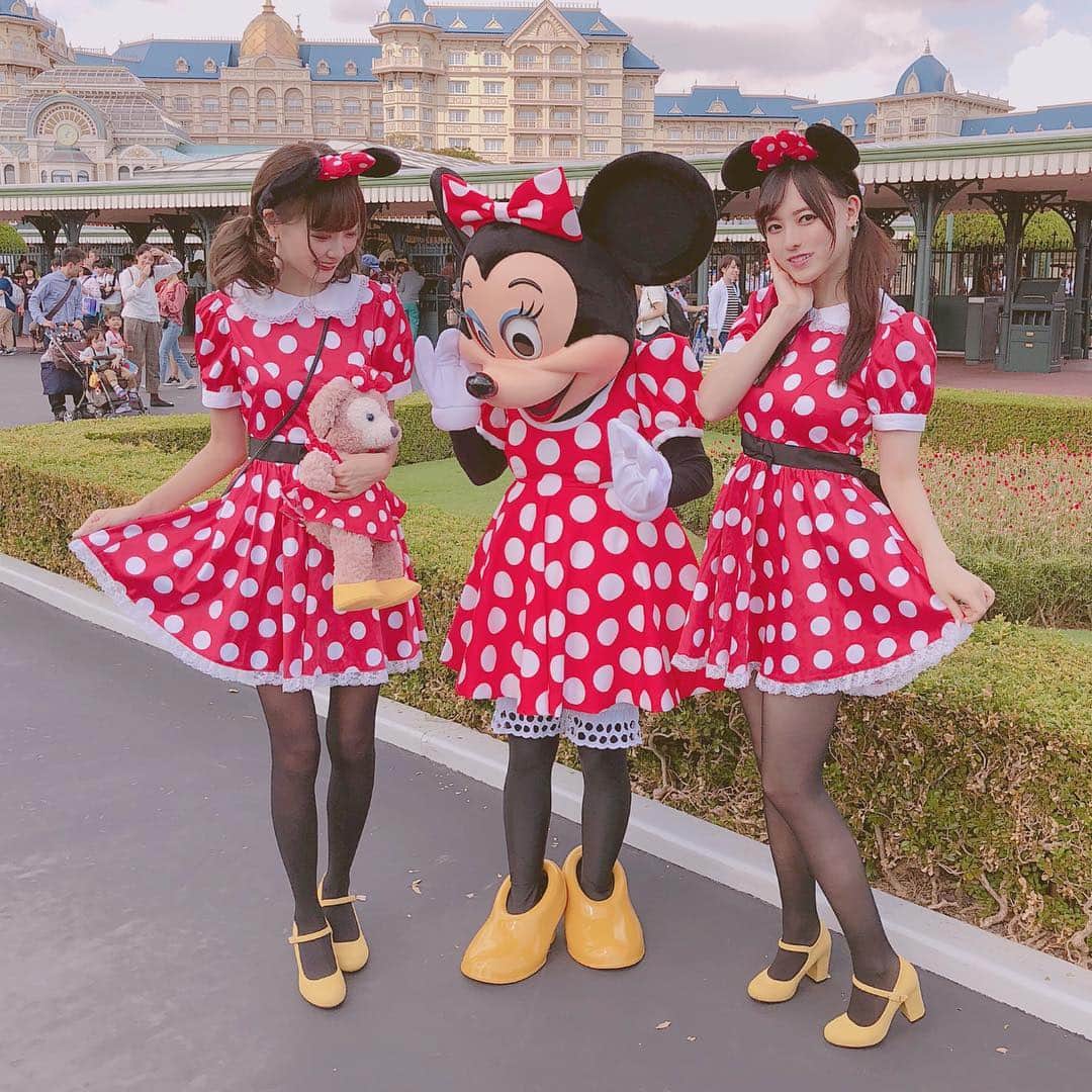 さきぼんさんのインスタグラム写真 - (さきぼんInstagram)「ミニーちゃんまとめ❤️ 撮れ高ありすぎてかわいすぎて😍 メイちゃんといつもお揃い‪(*´꒳`∩)‬ . . #ディズニー #disney #Dハロ #Dハロ仮装 #disneyland #ディズニーランド #ミニーちゃん #ミニーマウス #双子コーデ #双子ディズニー #エントランスグリーティング#ミニーグリーティング #グリーティング #夢展望 #bodyline #tokyodisneyresort #さきぼんハロウィン🎃 #さきぼんディズニー」10月11日 18時14分 - sakibon69