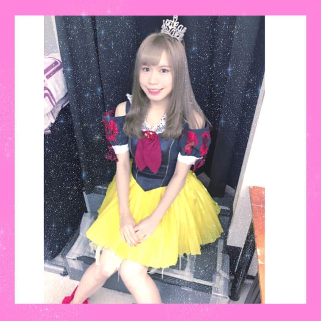 山口みらんのインスタグラム：「消えて、白雪姫👸🍏🍎☠️ 私が放課後プリンセスの中で一番好きな衣装なんです！ 原色やパキッとしてる色が好きなのでこの衣装着る時はよりテンションが上がっていました🍏🍎 今考えればベトナム遠征もこれだったり思い出も沢山詰まってる衣装だ₍₍ ( * ॑ ॑* ) ⁾⁾ 今後着れなくなってしまうのはとっても残念です😢  #消えて白雪姫 #白雪姫 #プリンセス #放課後プリンセス #snowwhite #princess」