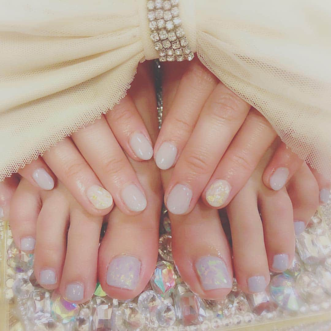 冴木エリカさんのインスタグラム写真 - (冴木エリカInstagram)「﻿ ﻿ NEW NAIL💅﻿ クリアなグレージュに﻿ ポイントでホワイト！﻿ シンプルめだけどシンプルすぎない﻿ 感じでかわいーすきー(๑╹ω╹๑ )🌷﻿ ﻿ ﻿ ﻿ ﻿ ﻿ ﻿ ﻿ ﻿ ﻿ ﻿ ﻿ ﻿ ﻿ ﻿ ﻿ ﻿ ﻿ ﻿ ﻿ ﻿ ﻿ ﻿ ﻿ #newnail#nail#シンプルネイル﻿ #グレージュ#くすみ系#パステル﻿ #女子力アップ#美容#やっぱり﻿ #女の子は#いつも#綺麗でいなきゃ﻿ #美容に興味ある人と繋がりたい﻿ #可愛いネイル#常に女子#気分転換﻿ #おしゃれは爪から#美容day#それが﻿ #私の一番の癒し#気分アップ#happy﻿ ﻿」10月11日 19時13分 - happy__rarapi96