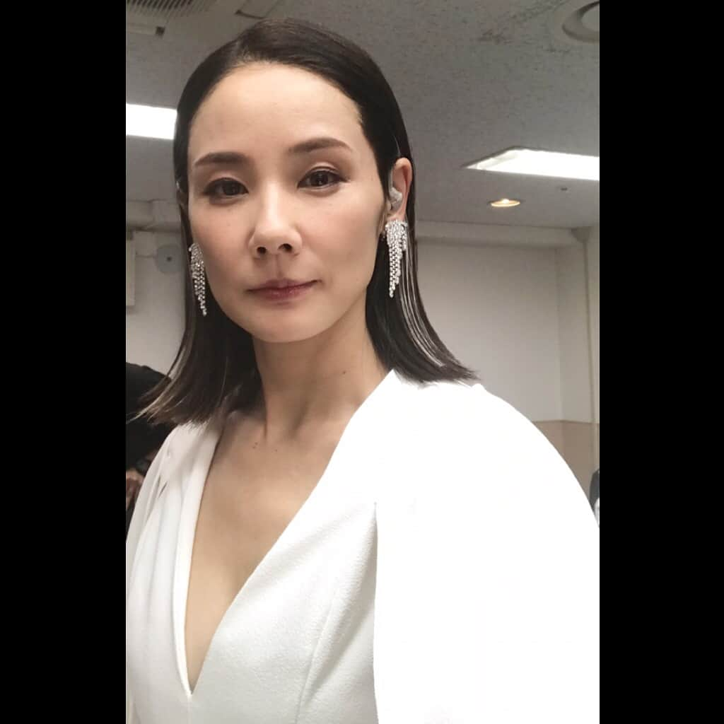 吉田羊さんのインスタグラム写真 - (吉田羊Instagram)「バタバタと過ごしたここ数日。 週始め。釜山国際映画祭のため韓国へ。 帰国翌日。「JUJU『I』ツアーファイナル」に サプライズゲストで武道館へ。 どちらも人生初体験。 生きていると、色んなサプライズがあるものです。 さて明日は、 NHKあさイチ「プレミアムトーク」に出演します。 映画「ハナレイ・ベイ」のお話をたっぷりと。 10/12(金) 8:15-9:55 NHK総合 です。 お仕事の方はぜひ今夜のうちに録画予約を、 ご在宅の方はぜひリアルタイムで。 メール、FAXなども受け付けておりますので 番組ホームページから どしどし送ってくださいね。 って、打つたびに思うけど、 どしどし って結局なに？ ではみなそままたあしたー。 #みなそまって打っちゃったけど #おもしろいから放置 #釜山まで応援に来てくださったツワモノの皆様 #武道館に来ると踏んで駆けつけてくださった皆様 #どちらもほんとに嬉しかったですありがとう #奈落からリフターで上がった瞬間の皆様の歓声に #グッときましたやっぱりありがとう #最後の写真は現在発売中のもの #週刊朝日は佐野玲於君との対談です」10月11日 19時07分 - yoshidayoh_official