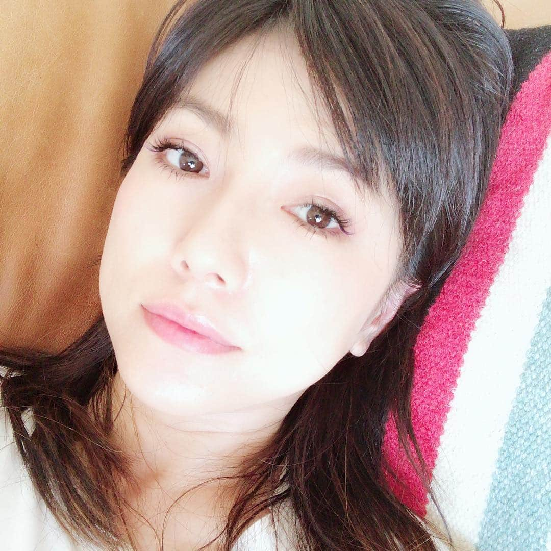 島谷ひとみさんのインスタグラム写真 - (島谷ひとみInstagram)「今日は、ずーっとソファの上。  自宅作業の日。  いやいや、完全横になってますやん。w  ゆっくり過ごしながら色んなことを頭に入れつつ整理整頓。  あっという間に夜です☆  夕飯何しようかな？  あー、下町にみんなで流れていきたい♡  そんな気分w  #ゴロゴロ #いつぶりかしら？ #やるとこいっぱい #とりあえず… #これから鶏レバー煮ますw #身体にいいくらしごと #島谷製作所 #島谷ひとみ」10月11日 19時58分 - shimatani_hitomi_official