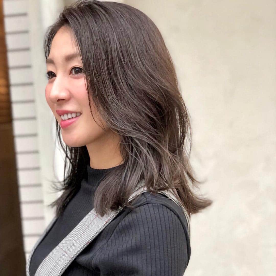 杉下理世のインスタグラム：「メイク薄めのNaturalな雰囲気に✂︎ いつも髪を切る時は、躊躇なく思いっきり切っちゃいます💇🏼‍♀️ @chobii_sakurai.r  いつもありがとー😙 #ヘアカット #hair #cut #ミディアムヘア #グレージュ #chobii #美容室 #巻き髪」