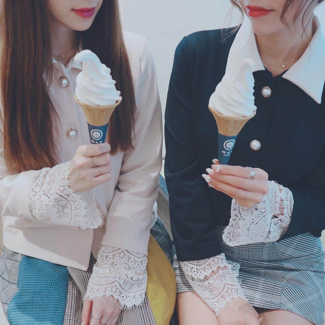 坂井古都のインスタグラム：「今日は台湾で人気ソフトクリーム屋さん🍦NINAO🍦の日本第1号店 @ninao.japan が三軒茶屋にオープンしたみたいなのでひこにゃんと行って来ました🧡 ソフトクリームは約110種類の中から週ごとに2種類ずつ異なる味が楽しめるんだって😆🍦 塩バニラ味食べたんだけどめちゃくちゃ美味しかった💗 . #NINAO #スキアマ #台湾幸福味 #TheFlavorOfJOY #ソフトクリーム #ゼリーティー #蜷尾家 #ニナオ #팔로우 #하트 #love #milleacode #팔로우 #좋아요👍 #팔로우미」