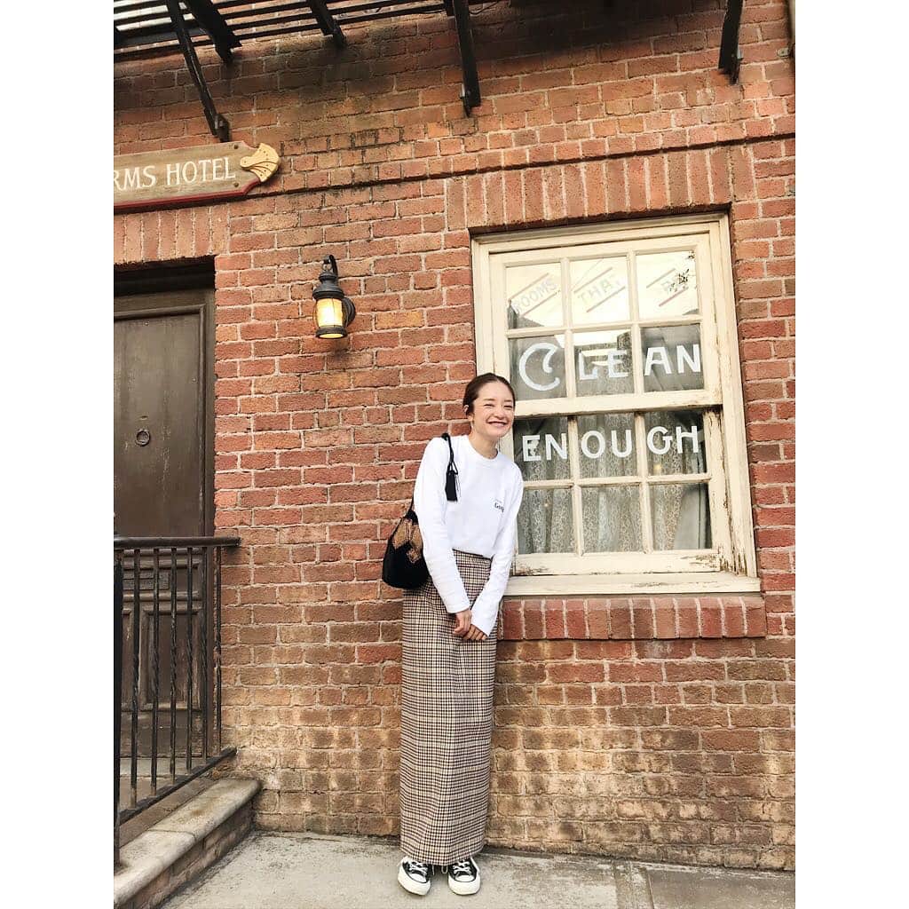 のインスタグラム：「いでさん @idetatsuhiro のイラストロンT🌿 毎回、ツボなプリント😽 マキシスカートとの相性🙆🏻‍♀️🙆🏻‍♀️🙆🏻‍♀️ #SHENERY_official #longsleevetee #1984 #skirt #SHENERY #sneakers #converse #check #fashion #styling」