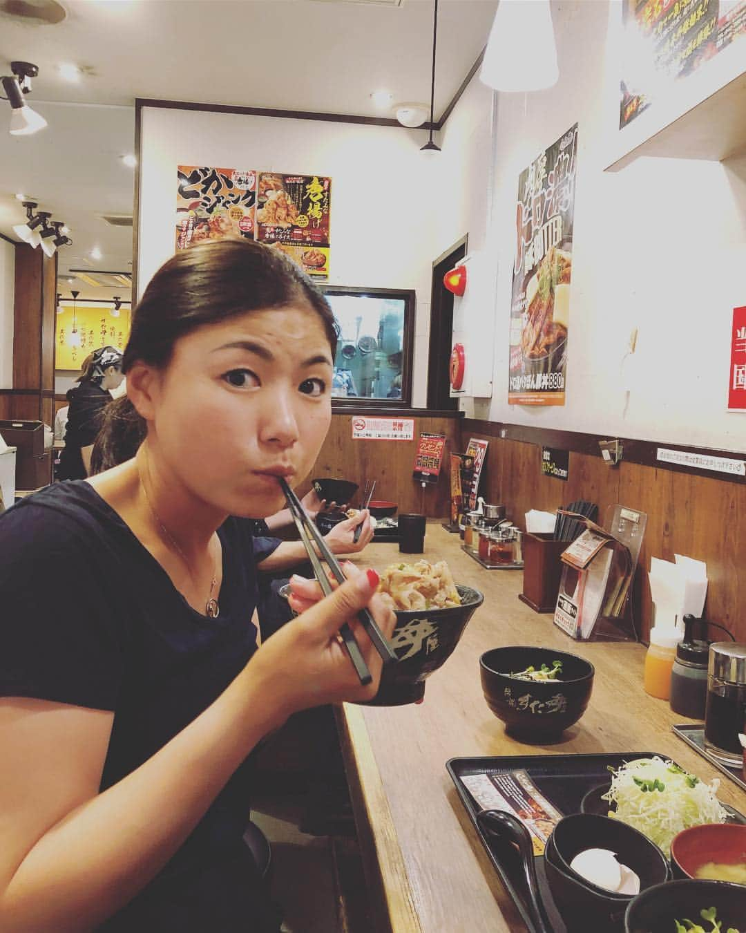 横峯さくらさんのインスタグラム写真 - (横峯さくらInstagram)「明日からの試合に向けて「すた丼」さんでご飯を食べて来ました✨アメリカにもすた丼さんがあるんです🍚たくさん通って、日本食を食べ、戦う力をもらっています‼️先日は早川社長にもお会いさせて頂きました😊とても優しい方でした✨  #伝説のすた丼 #すた丼 #富士通レディース #lpga #女子ゴルフ #女子プロゴルファー #アメリカ」10月11日 21時00分 - sakura_yokomine