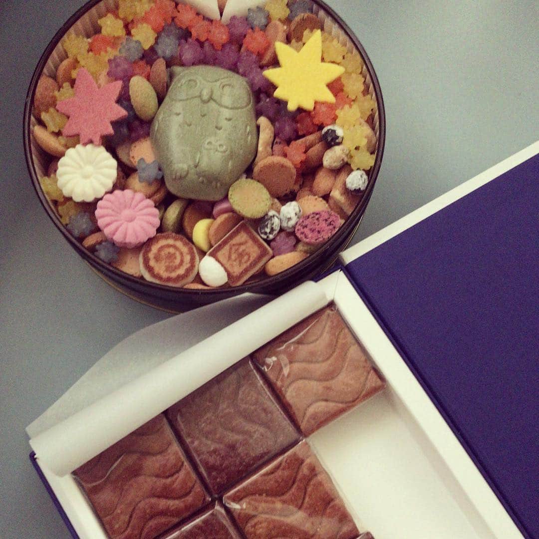 加藤千恵のインスタグラム：「TOKYOのお菓子（どちらも食べかけでごめんなさい）、可愛くておいしくて嬉しい。そして何よりも、忙しい友人たちがわざわざ旭川まで会いに来てくれたことが超嬉しい。楽しかったなあ。」