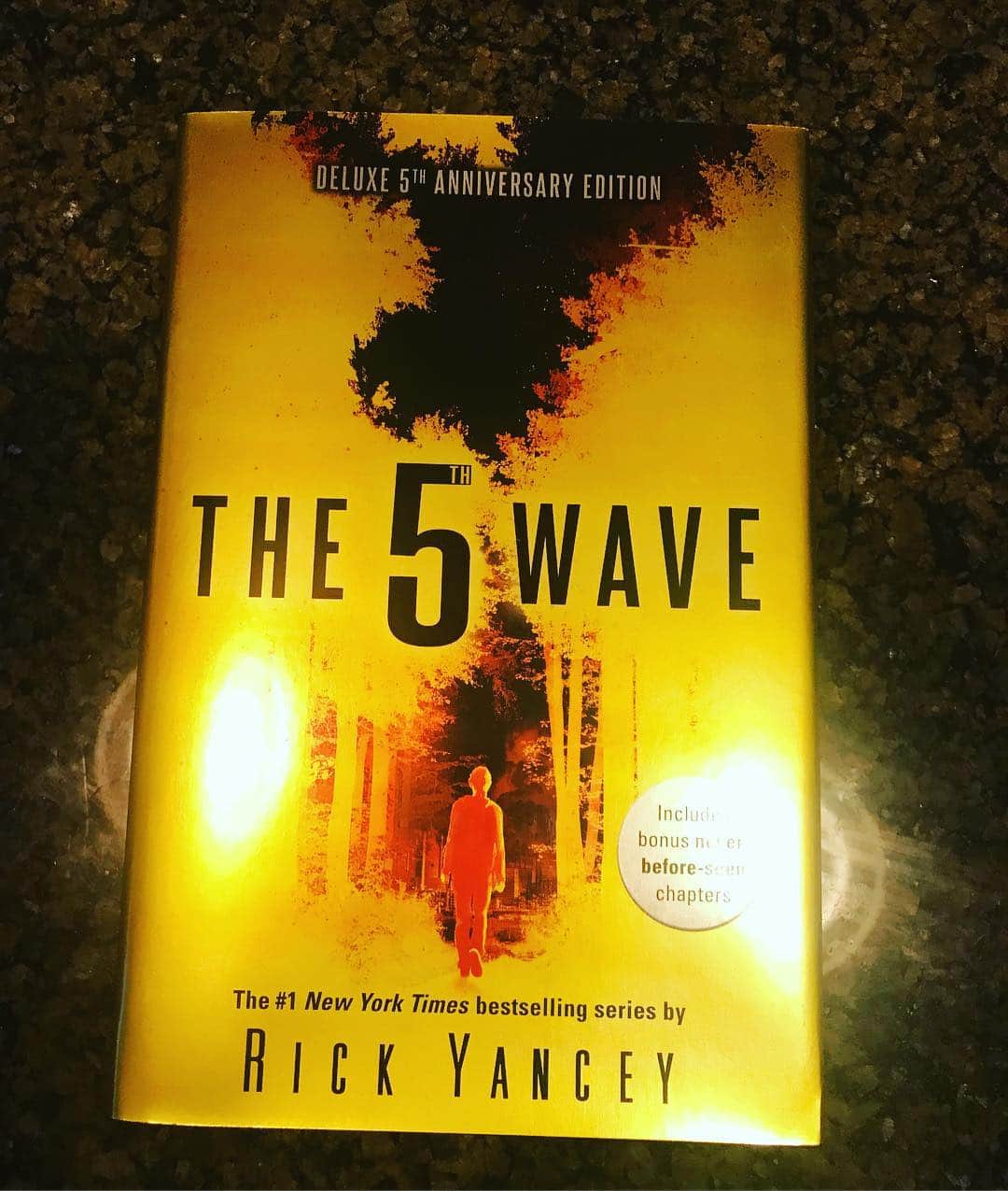 リック・ヤンシーのインスタグラム：「Very happy to share that The 5th Wave will be receiving a special 5th anniversary edition! This edition comes with never before seen chapters, so be sure to pick it up!  The 5th Wave Deluxe 5th Anniversary Edition comes out on 11/6 and is available for preorder now.」