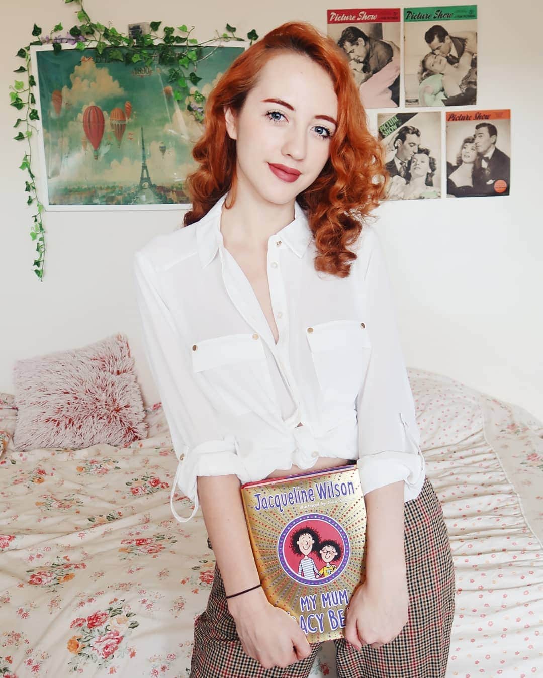 のインスタグラム：「Ever since I was young, I’ve absolutely loved books by Jacqueline Wilson. Some of my favourites were Midnight, Glubbslyme, Vicky Angel, and of course Tracy Beaker! . Since The Story of Tracy Beaker was first published, almost 30 years have passed, and it’s funny to think what she might be up to after all this time! Now, she’s grown up, and has a daughter of her own… . My Mum Tracy Beaker is written from the eyes of Jess, her little girl. I’m so excited to learn all about what happens next, how Tracy is as a mum, and what qualities she shares with Jess. . I always find reading a Jacqueline Wilson book really calming and it reminds me of good memories. If you fancy reading it too, there’s a link on my swipe up story: http://bit.ly/MMTBI3 . #AD @puffinbooksuk @penguinukbooks #MyMumTracyBeaker」