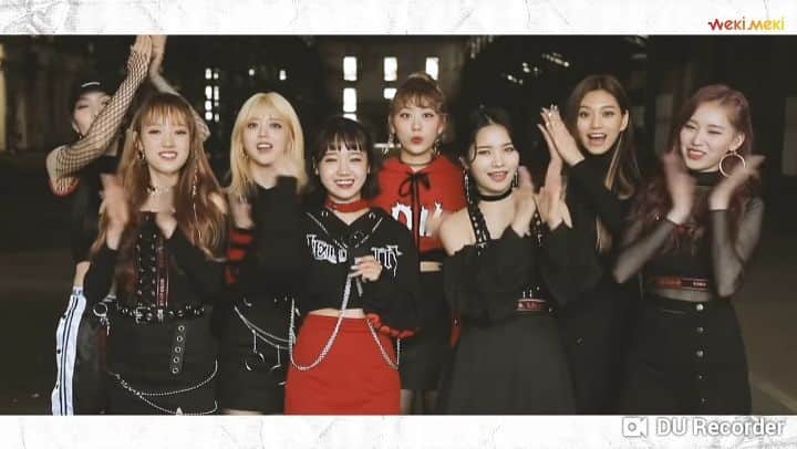 チェ・ユジョンのインスタグラム：「; ♡ Im in love with this comeback ♡ MV link in my bio !  181011 | Greetings to Fans 📷 ©wekimeki  ___  #아이오아이 #IOI #CHOIYOOJUNG  #YOOJUNG #최유정 #KPOP  #wekimeki #위키미키 [ @izonehyewonn ]」
