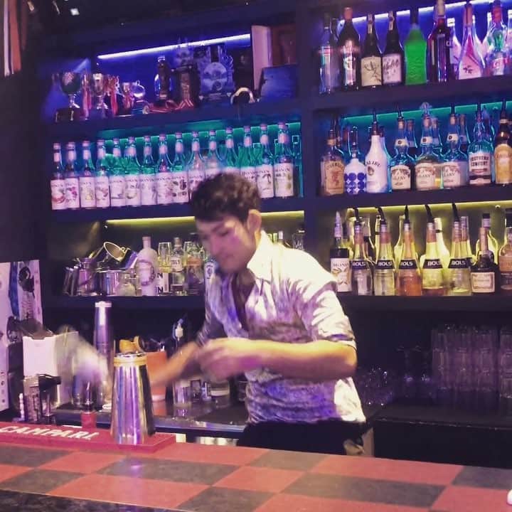 RyoNOAMiyakeのインスタグラム：「バランス楽しい！！！(^^) #パフォーマー #bar #アルコール #bartender #flair #バカルディ #rum #bacardy #cooctail #drink #パフォーマンス #大道芸 #バランス #ストール #凄技 #凄い #すごい #新宿 #歌舞伎町 #日本 #モヒート #お酒」