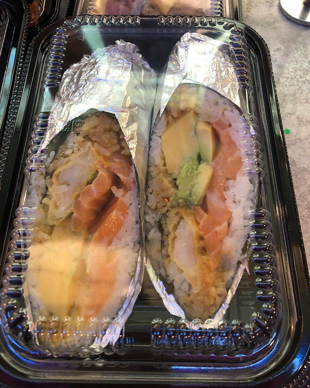 野沢直子さんのインスタグラム写真 - (野沢直子Instagram)「噂は聞いていましたが、初めて現物見ました🤣 ブリトーの形の巻き寿司、スシリトーです。日本人的に、やっぱりちょっと語感ウケる🤣 #sushi#といえばもちろん#su-shit」10月12日 7時09分 - naoko.nozawa
