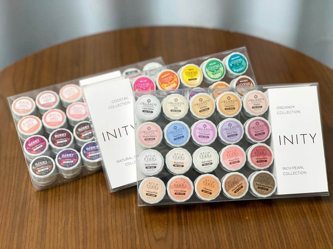 initygel_officialさんのインスタグラム写真 - (initygel_officialInstagram)「[ハイエンドカラー全色set]  Tokyo Nail Expo 2018で限定発売されるハイエンドカラー60色set💅  新色のリッチパール、オーガンジー、ベリーはもちろん、ライナーシルバー&ゴールドも含む全60色😍  コンパクトなケースに収納されているので持ち運びもラクラク💅  気になるお値段は、総額¥64,584(税込)のところ、エキスポ限定価格はなんと ¥45,000！！(約30%OFF)💕💕 よく考えると個数にすると約18色分もお得に💦  先日の記事で限定20setとアップさせて頂いたのですが、5setプラスし  25setご用意できました(1日12.3set限定)✨✨ 先着順とさせて頂きますので、各日ともに、早めのご来店お待ちしておりますm(__)m  #initygel #inity #アイニティジェル #アイニティ #全色セット #スキンコレクション #カクテルコレクション #リッチパールコレクション #オーガンジーコレクション #nailshoptat #ネイルエキスポ2018 #nailexpo2018 #instanail」11月10日 10時32分 - initygel_official