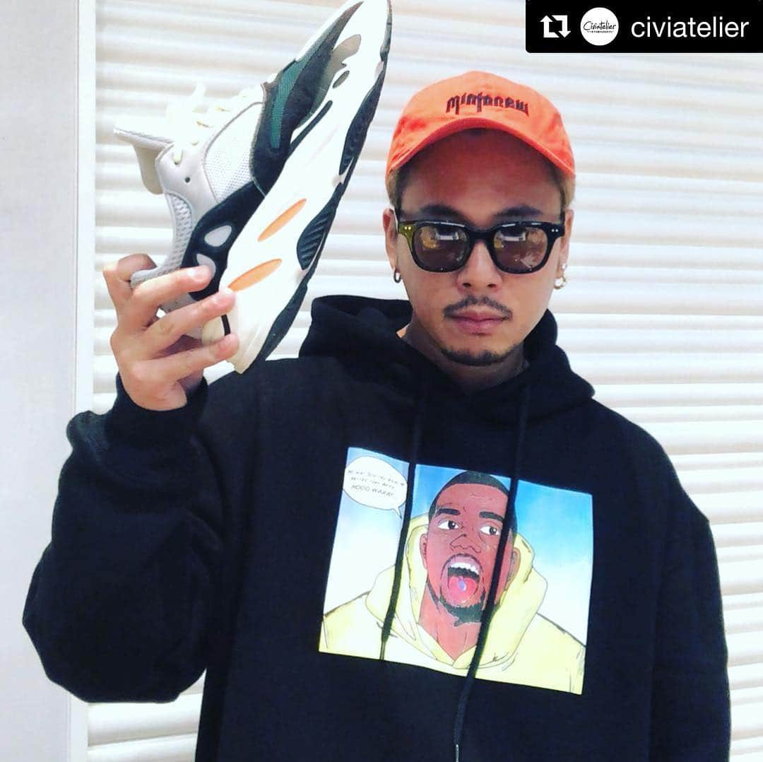 DJ HALさんのインスタグラム写真 - (DJ HALInstagram)「#Repost @civiatelier with @get_repost ・・・ CandyParka Kaxxe Wexx Ver. Model:DJ-HAL Thx. @djhal 【POPUP Restock】 《DLSM × Civiatelie『Influence Hoodie』》 . デザインのサンプリングソース元であるアーティスト達の互いのリスペクトからなるクリエイティビティにインスピレーションを受け、かねてから親交の深い『 DLSM 』と『 Civiatelier 』の共同プロジェクトを発足。 . 今回Civiatelierの代表作「Jor××× Design」にDLSMのSampling is Artのエッセンスが加わったスペシャルコラボレーションアイテムが発売。 . ボディはコットン＆ポリエステル生地を採用し、しっかりとした厚みがありながらも柔らかさもあり裏地には裏起毛を採用し保温性の高く作られている「DLSMのオリジナルフーディー」を使用。 . 着用した際に「立ち上がるフード」をイメージし、生地選びから縫製などフード部分の形を追求して考え作られた立体的な「METHOD HOOD(メゾットフーディー)」が特徴的となっております。 . 細部までこだわった作りとなっており、シルエットは身幅が広く着丈は若干短めな作りで、太めのアームは腕の動きにストレスを与える事なく着用できます。 . 今回発売と合わせて影響力のある数々のアーティストやモデルに著名人達に着用していただきます。 また発売後にはルックビジュアルの公開など一際異彩を放つことは間違いないプロジェクトとなっております。 . 発売後の動向は両ブランドのinstagram/HPにて随時公開していきます。 . @dlsm_official @civiatelier  #DLSM #DUALISM #civiatelier #djhal #dj_hal #kanyewest #sunkak_eyewear」11月10日 10時36分 - djhal