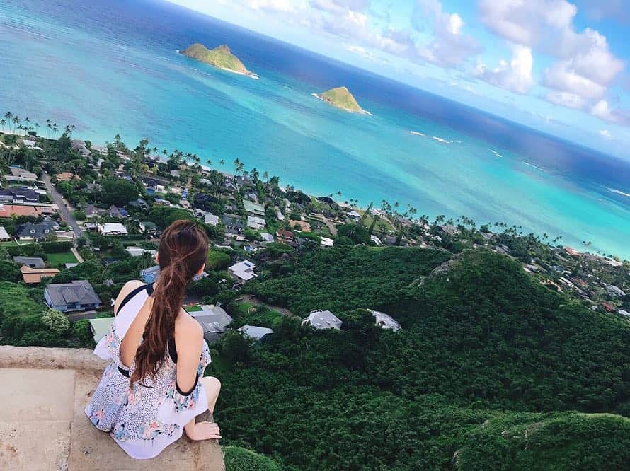 のインスタグラム：「Hawaii  まきちゃん結婚式👰 あの頃16歳だった はづととみーとまきちゃん(ともさん)が居たから楽しかった10代👶 多分この頃が一番何も考えなく恥ずかしい事も嫉妬したり泣いたりアホみたいなことで笑ったり出来たなあ。 こんな事言ったらまたとみーに馬鹿にされる👶← #hawaii#honolulu」