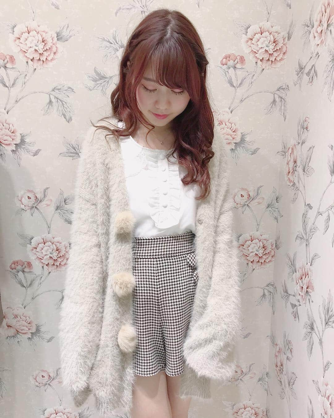 evelyn.coordinateさんのインスタグラム写真 - (evelyn.coordinateInstagram)「. . ポンポンカーディガンは1着持ってると今の時期にかなり使えるのでおすすめです🐰💓 . ¥7,500+tax . . #evelyn #staff #coordinate #カーディガン」11月10日 11時14分 - evelyn.coordinate