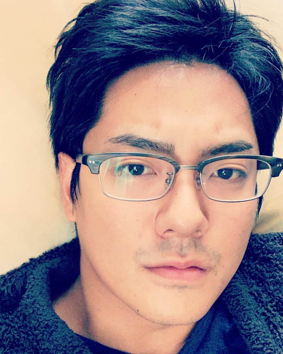 長田成哉のインスタグラム：「#寝起き #おじさんクサイメガネ #もう一個のメガネは神経質に見える」