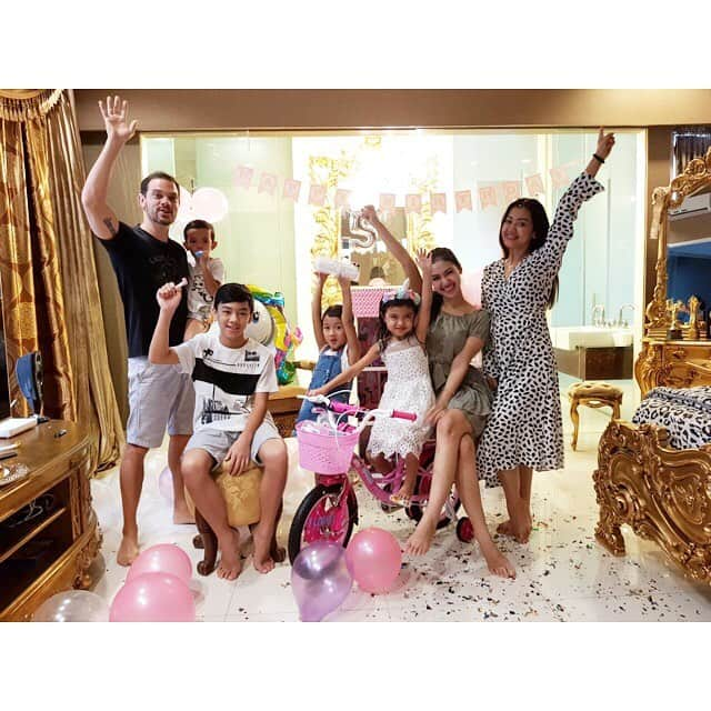 ジュリア・ペリッツさんのインスタグラム写真 - (ジュリア・ペリッツInstagram)「Surpriseeeeeeee......🎉🎈🎉🎈🎉🎈 Happy Birthday to 5 year old  K I R A N A 👯‍♀️💃🧚🏻‍♀️🧜🏻‍♀️ ************************** Semoga diberikan Kesehatan, Tambah Pintar lagi, Sayang keluarga dan teman2, beautiful inside and out💝 •••••••••••••••••••••••••••• Yess baju kak Nia gak sengaja samaan sama motif bedcover biar lebih nyatu dng suasana kamar hihihihi🤪🤣😜 ••••••••••••••••••••••••••• Ps: Terimakasih semua atas Ucapan dan Doanya untuk Kirana, semoga segala doa dikabulkan Allah SWT🙏😇 •••••••••••••••••••••••••••••• Dear Mami Uwie we miss you everyday dan will never stop loving you🌹💖 #alfatihah #kiranafelicekreleger5yr #keponakanjupe #ulangtahunkirana5th #jupekautakkantergantikan」11月10日 11時53分 - juliaperrezz