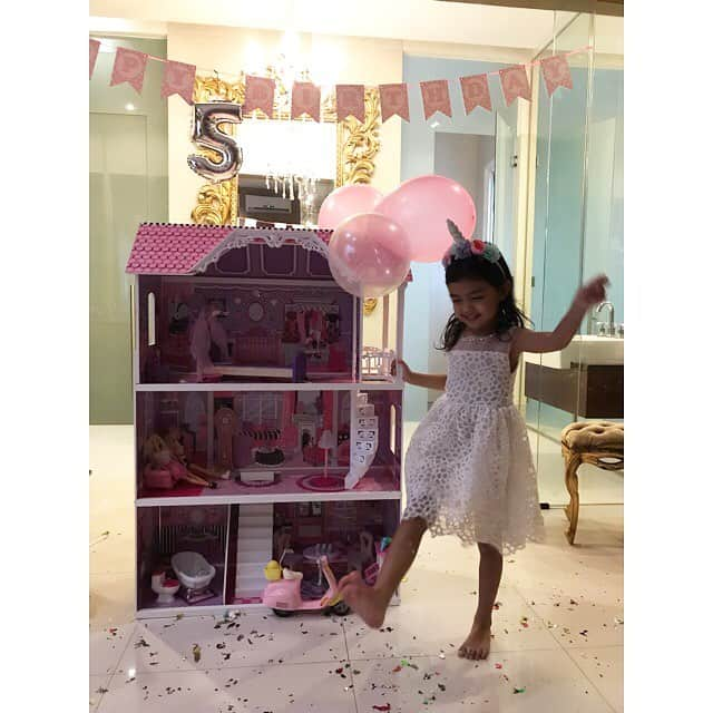 ジュリア・ペリッツさんのインスタグラム写真 - (ジュリア・ペリッツInstagram)「Surpriseeeeeeee......🎉🎈🎉🎈🎉🎈 Happy Birthday to 5 year old  K I R A N A 👯‍♀️💃🧚🏻‍♀️🧜🏻‍♀️ ************************** Semoga diberikan Kesehatan, Tambah Pintar lagi, Sayang keluarga dan teman2, beautiful inside and out💝 •••••••••••••••••••••••••••• Yess baju kak Nia gak sengaja samaan sama motif bedcover biar lebih nyatu dng suasana kamar hihihihi🤪🤣😜 ••••••••••••••••••••••••••• Ps: Terimakasih semua atas Ucapan dan Doanya untuk Kirana, semoga segala doa dikabulkan Allah SWT🙏😇 •••••••••••••••••••••••••••••• Dear Mami Uwie we miss you everyday dan will never stop loving you🌹💖 #alfatihah #kiranafelicekreleger5yr #keponakanjupe #ulangtahunkirana5th #jupekautakkantergantikan」11月10日 11時53分 - juliaperrezz