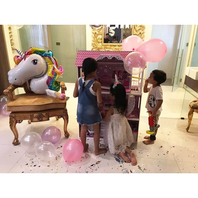 ジュリア・ペリッツさんのインスタグラム写真 - (ジュリア・ペリッツInstagram)「Surpriseeeeeeee......🎉🎈🎉🎈🎉🎈 Happy Birthday to 5 year old  K I R A N A 👯‍♀️💃🧚🏻‍♀️🧜🏻‍♀️ ************************** Semoga diberikan Kesehatan, Tambah Pintar lagi, Sayang keluarga dan teman2, beautiful inside and out💝 •••••••••••••••••••••••••••• Yess baju kak Nia gak sengaja samaan sama motif bedcover biar lebih nyatu dng suasana kamar hihihihi🤪🤣😜 ••••••••••••••••••••••••••• Ps: Terimakasih semua atas Ucapan dan Doanya untuk Kirana, semoga segala doa dikabulkan Allah SWT🙏😇 •••••••••••••••••••••••••••••• Dear Mami Uwie we miss you everyday dan will never stop loving you🌹💖 #alfatihah #kiranafelicekreleger5yr #keponakanjupe #ulangtahunkirana5th #jupekautakkantergantikan」11月10日 11時53分 - juliaperrezz