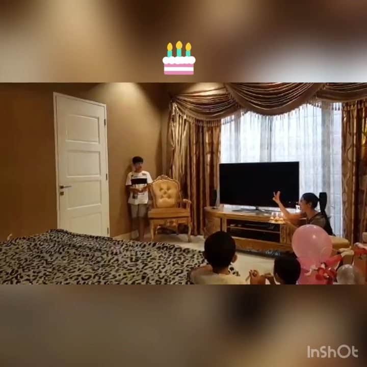 ジュリア・ペリッツのインスタグラム：「Surpriseeeeeeee......🎉🎈🎉🎈🎉🎈 Happy Birthday to 5 year old  K I R A N A 👯‍♀️💃🧚🏻‍♀️🧜🏻‍♀️ ************************** Semoga diberikan Kesehatan, Tambah Pintar lagi, Sayang keluarga dan teman2, beautiful inside and out💝 •••••••••••••••••••••••••••• Yess baju kak Nia gak sengaja samaan sama motif bedcover biar lebih nyatu dng suasana kamar hihihihi🤪🤣😜 ••••••••••••••••••••••••••• Ps: Terimakasih semua atas Ucapan dan Doanya untuk Kirana, semoga segala doa dikabulkan Allah SWT🙏😇 •••••••••••••••••••••••••••••• Dear Mami Uwie we miss you everyday dan will never stop loving you🌹💖 #alfatihah #kiranafelicekreleger5yr #keponakanjupe #ulangtahunkirana5th #jupekautakkantergantikan」